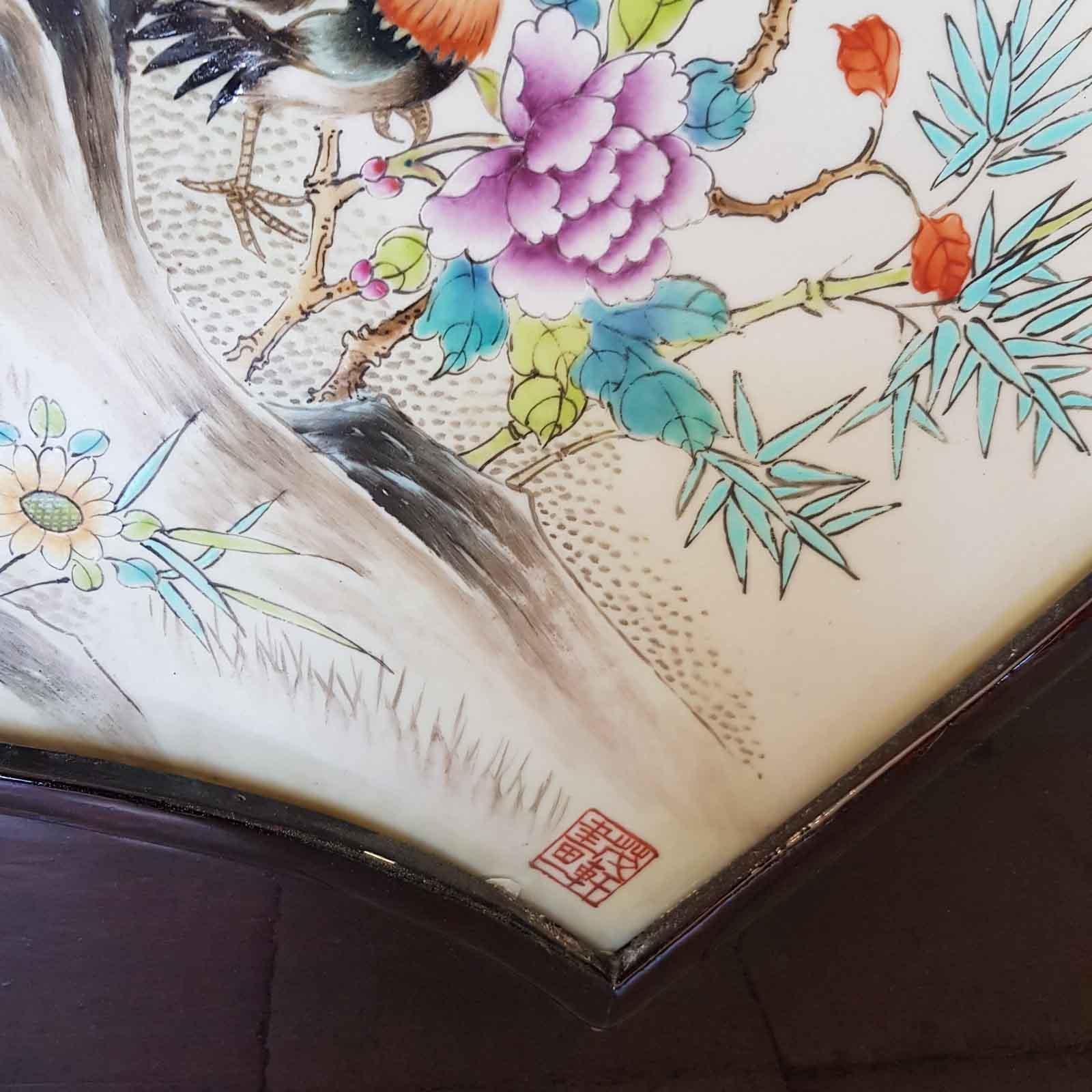 Grande peinture sur plaque en porcelaine chinoise du 20e siècle représentant des coqs dans un jardin, calligraphie en vente 12