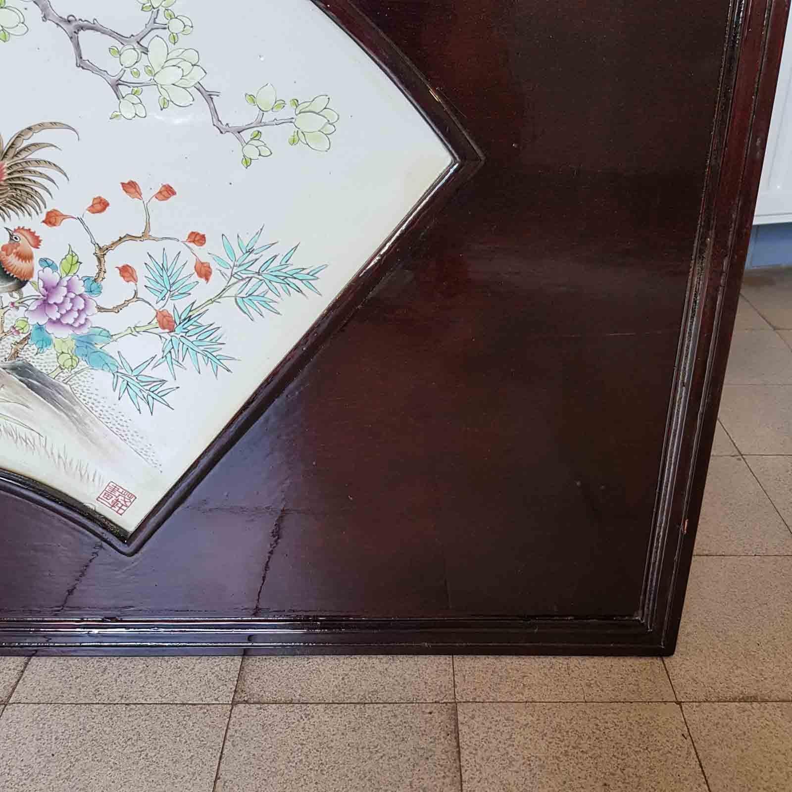 20C Large Chinese Porcelain Plaque Painting Roosters in Garden Calligraphy In Fair Condition For Sale In Amsterdam, Noord Holland