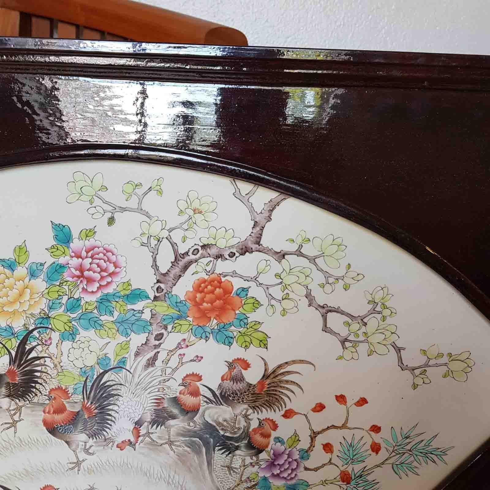 20ième siècle Grande peinture sur plaque en porcelaine chinoise Coqs dans un jardin calligraphié en vente