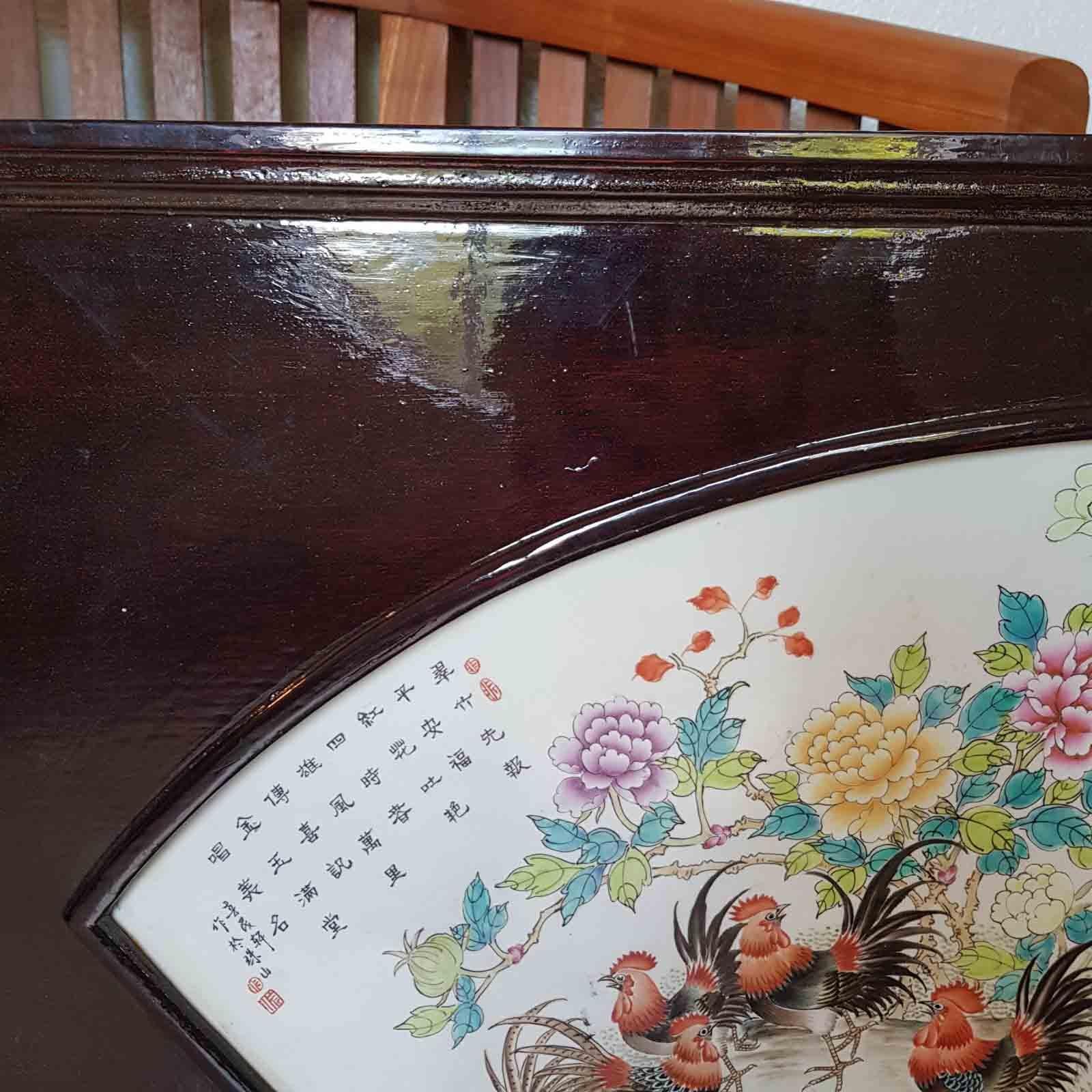 Großes chinesisches Porzellanplakat, Gemälde von Hahnen in Gartenkalligrafie im Angebot 1