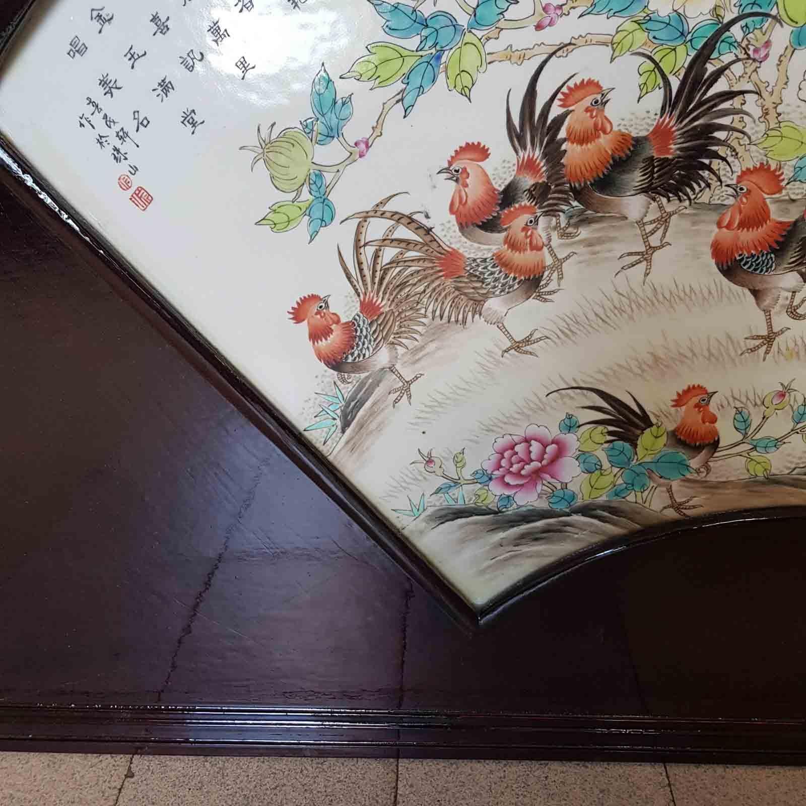 Großes chinesisches Porzellanplakat-Gemälde Hahne in Garten Kalligraphie, 20 Karat im Angebot 1