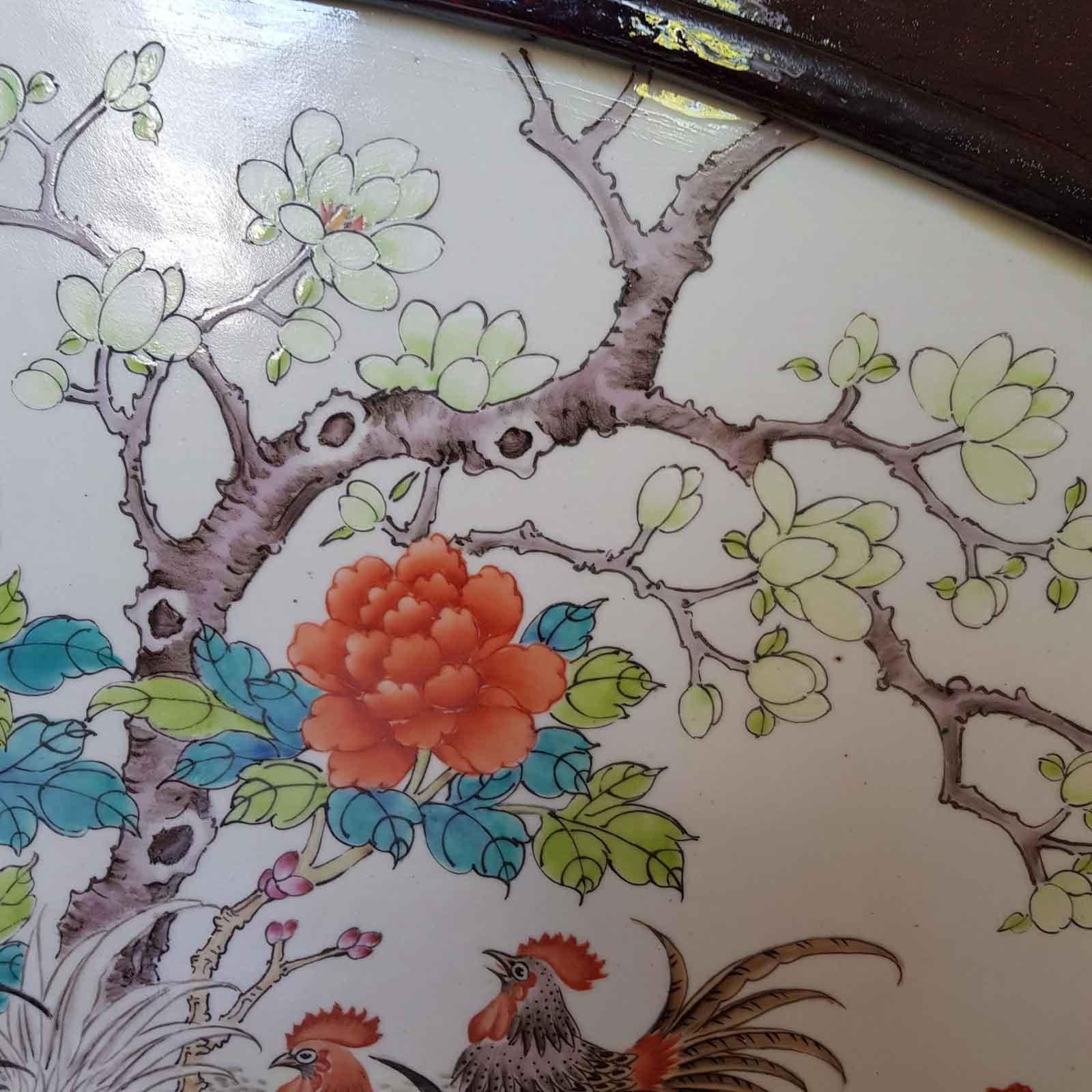 Großes chinesisches Porzellanplakat, Gemälde von Hahnen in Gartenkalligrafie im Angebot 4