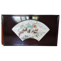 Grande peinture sur plaque en porcelaine chinoise du 20e siècle représentant des coqs dans un jardin, calligraphie