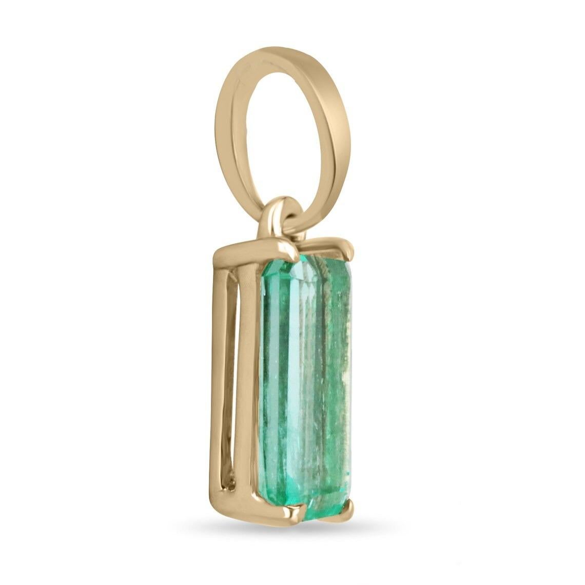 Remarquable pendentif en émeraude solitaire. Ce qui fait la force de cette pièce, c'est clairement la pierre précieuse. L'émeraude de deux carats, d'une pure beauté colombienne, présente une ravissante couleur vert jaunâtre moyen qui séduit au
