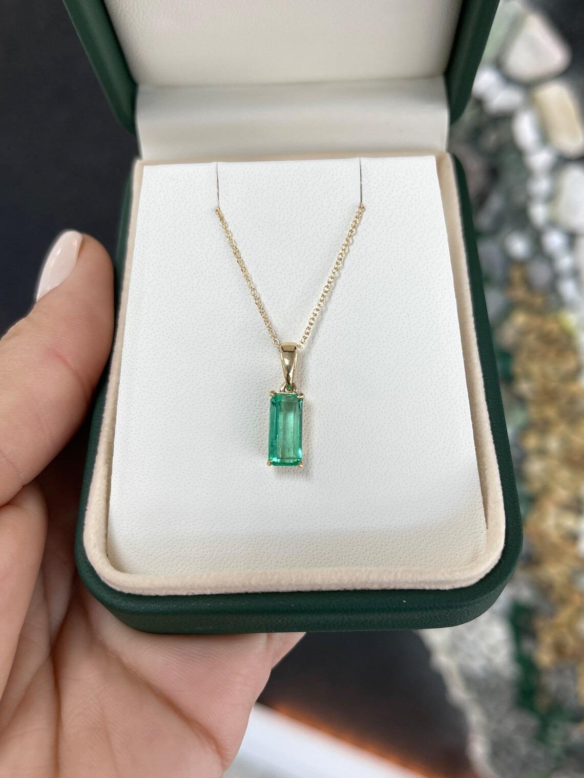 Moderne 2.0ct 14K Nature Colombian Emerald Elongated Emerald Cut Solitaire Pendentif en vente