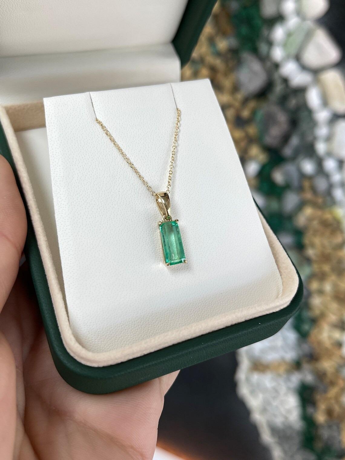 Taille émeraude 2.0ct 14K Nature Colombian Emerald Elongated Emerald Cut Solitaire Pendentif en vente