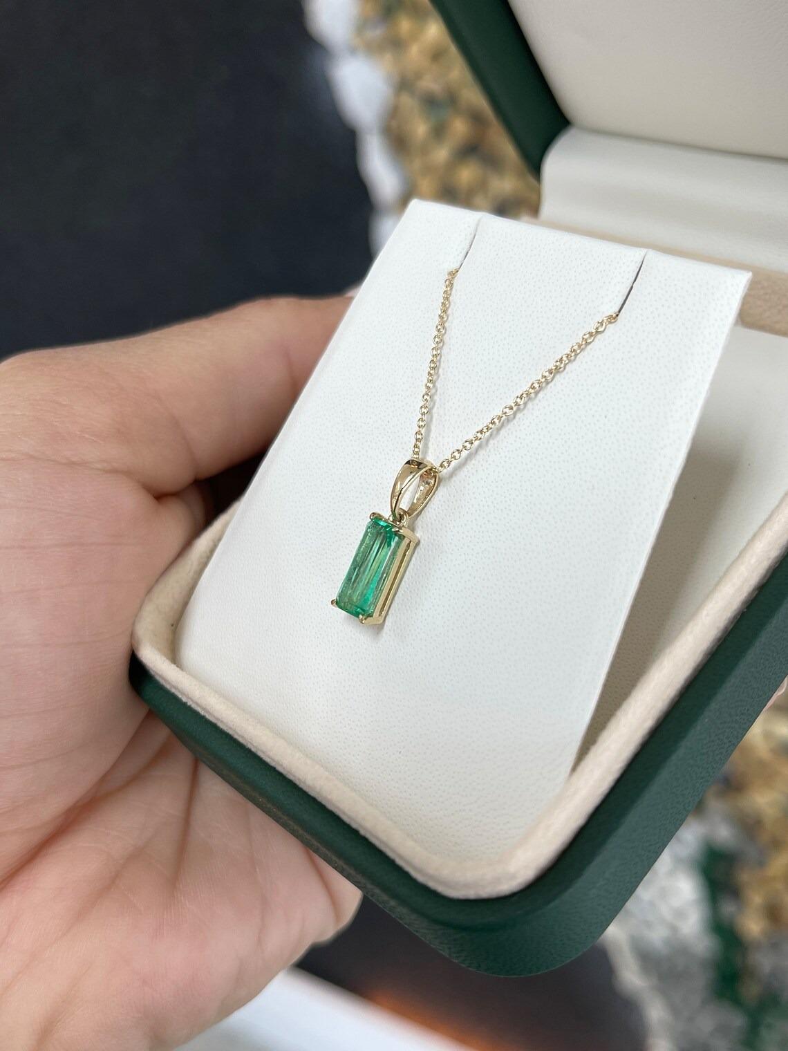 2.0ct 14K Nature Colombian Emerald Elongated Emerald Cut Solitaire Pendentif Neuf - En vente à Jupiter, FL