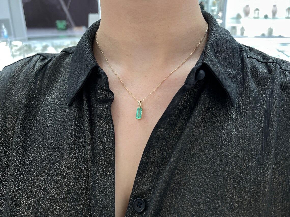2.0ct 14K Nature Colombian Emerald Elongated Emerald Cut Solitaire Pendentif Unisexe en vente