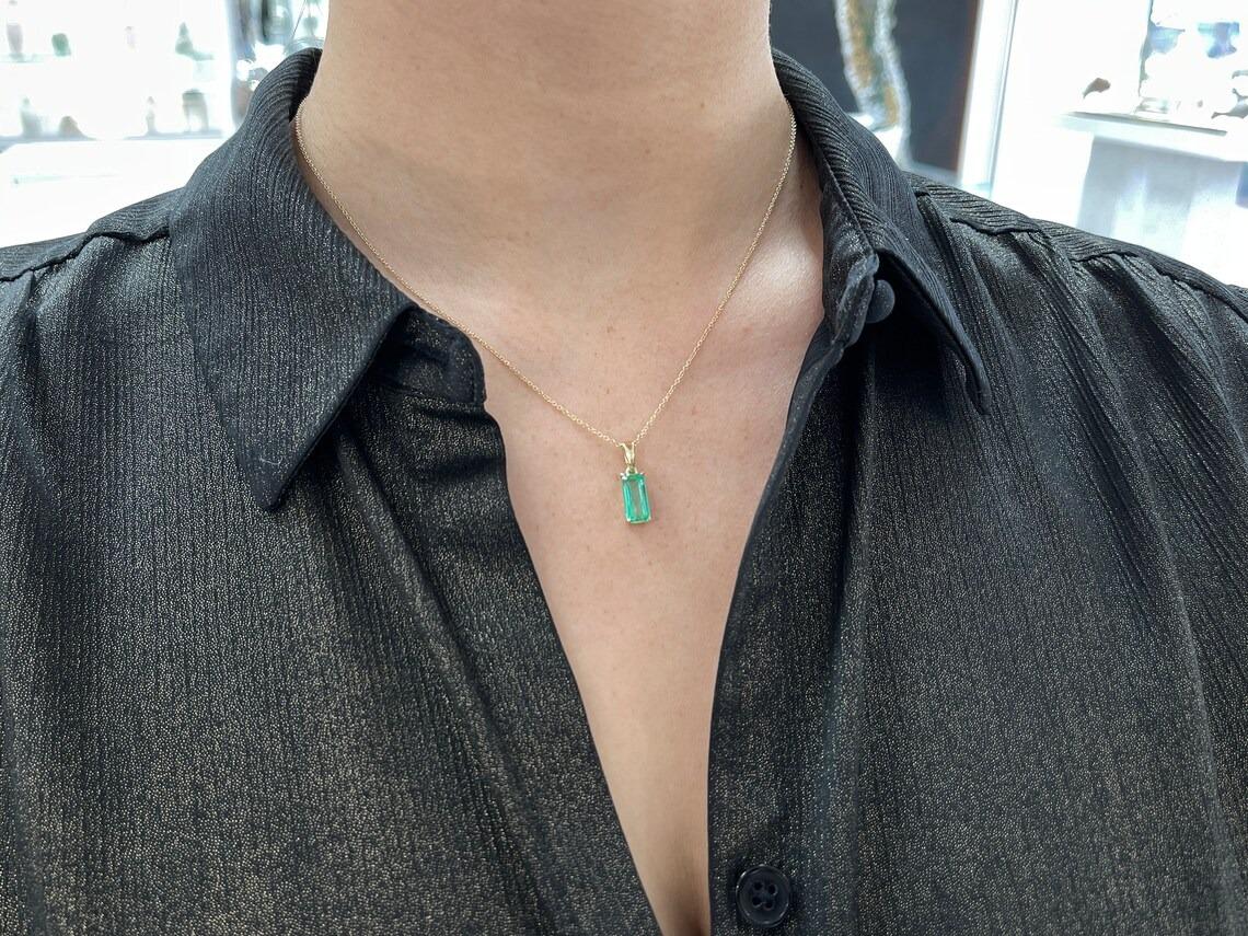 2.0ct 14K Nature Colombian Emerald Elongated Emerald Cut Solitaire Pendentif en vente 1