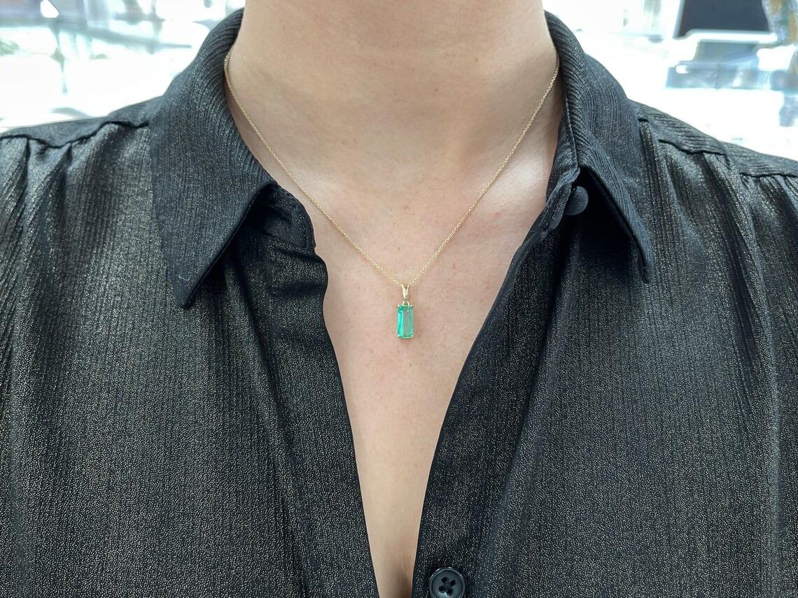 2.0ct 14K Nature Colombian Emerald Elongated Emerald Cut Solitaire Pendentif en vente 2