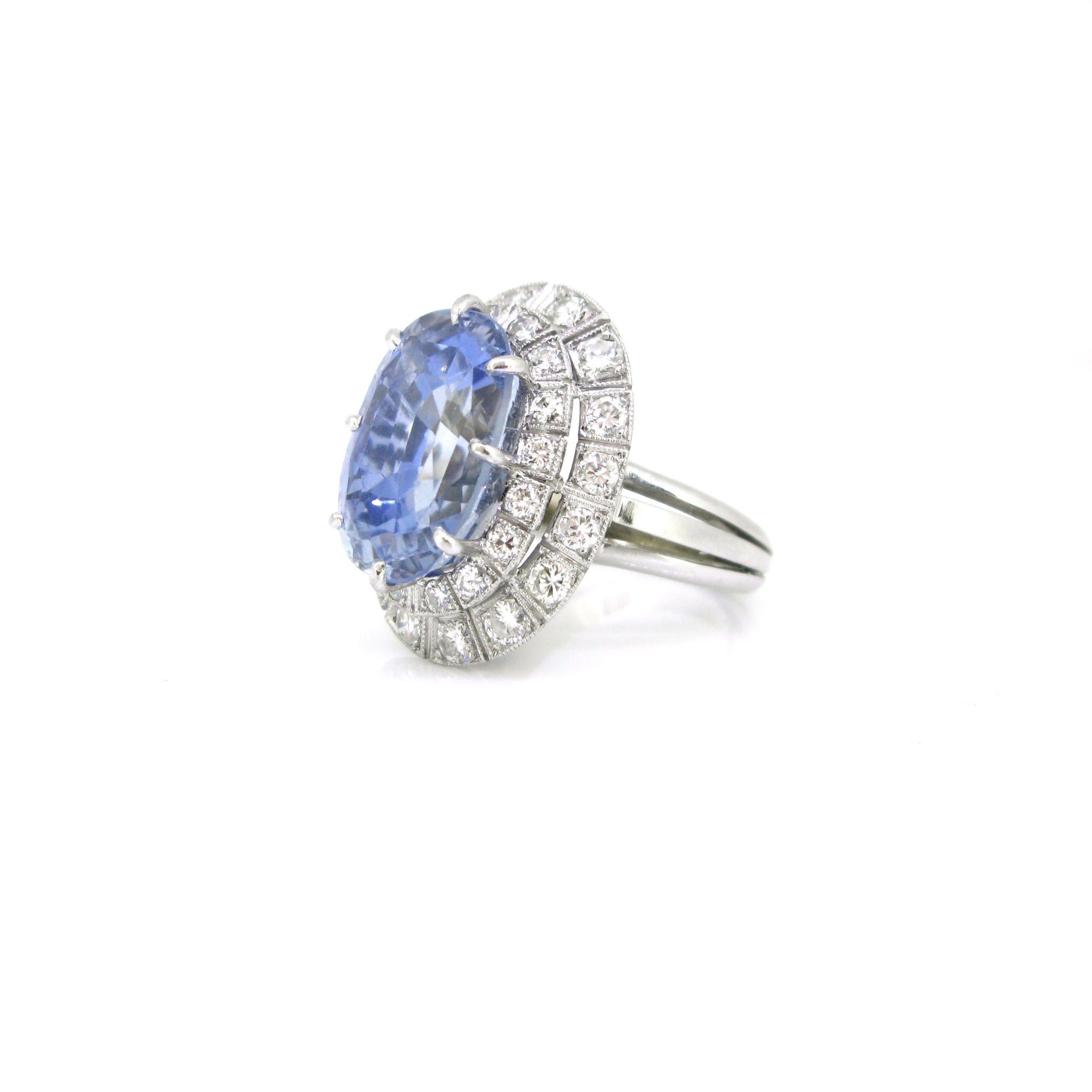 20ct Ceylon Natural Sapphire Diamonds Cluster Ring, Platinum, France, circa 1940 In Good Condition For Sale In London, GB