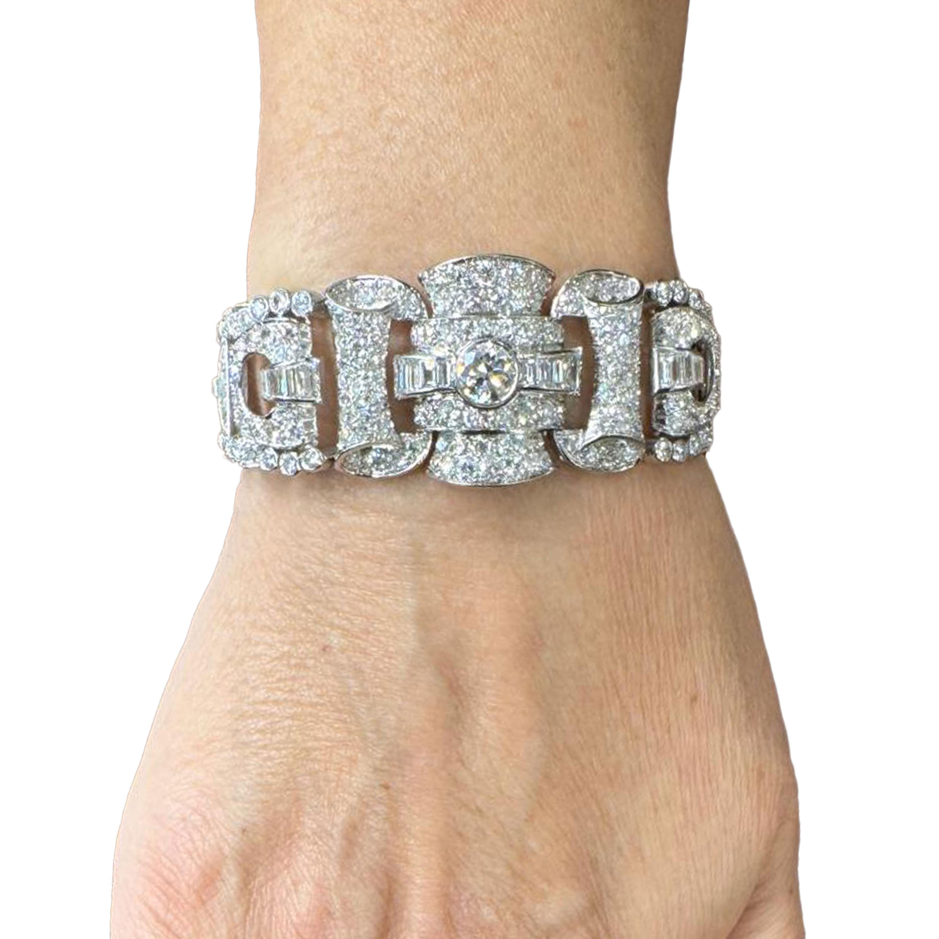 Un bracelet audacieux et sophistiqué de l'ère rétro, circa 1940, délicatement réalisé en platine. Cette pièce éblouissante présente un arrangement impressionnant de 369 diamants - y compris des tailles européennes anciennes, des tailles simples et