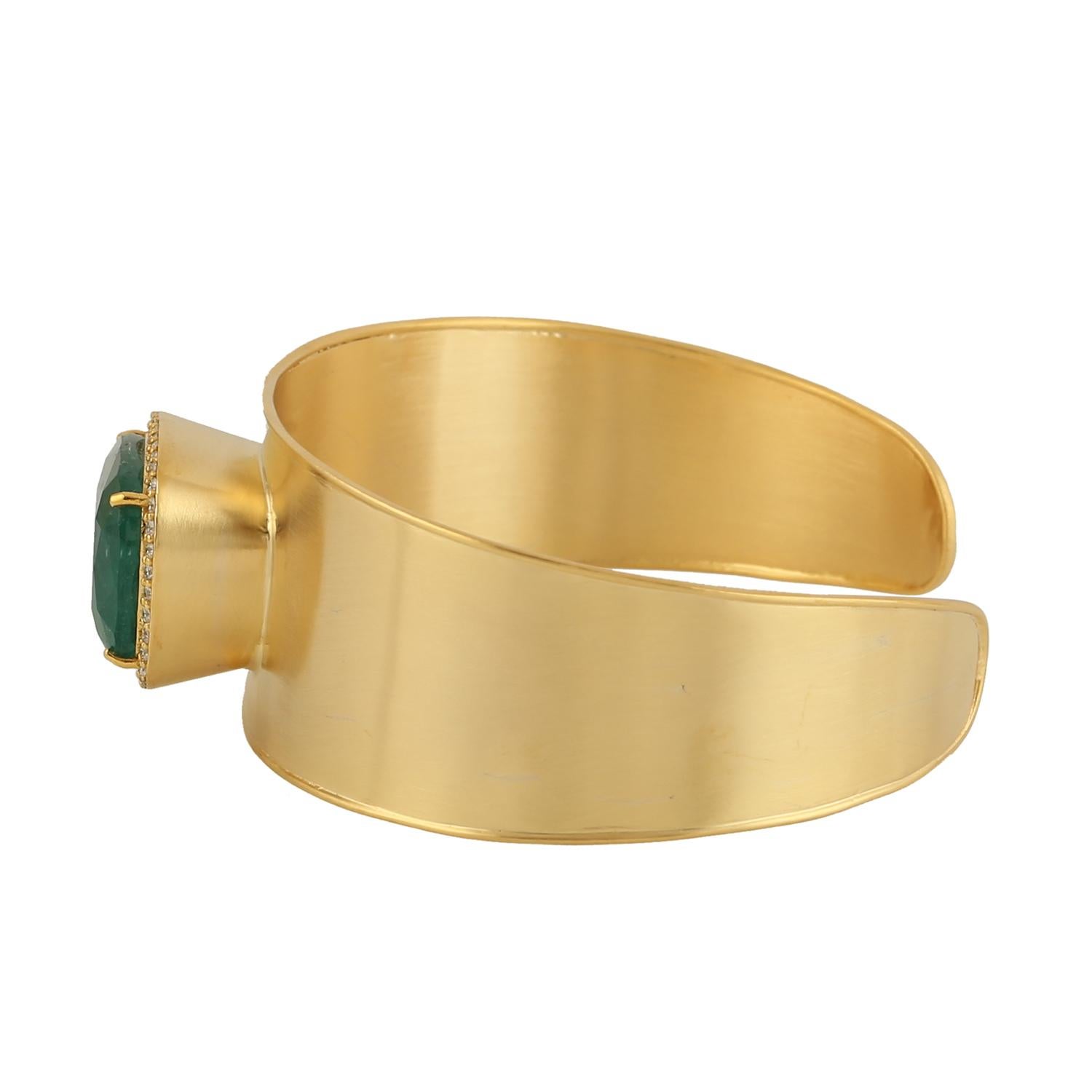Art Deco 20ct Emerald Cushion Gold Cuff Made in 18k yellow gold For Sale