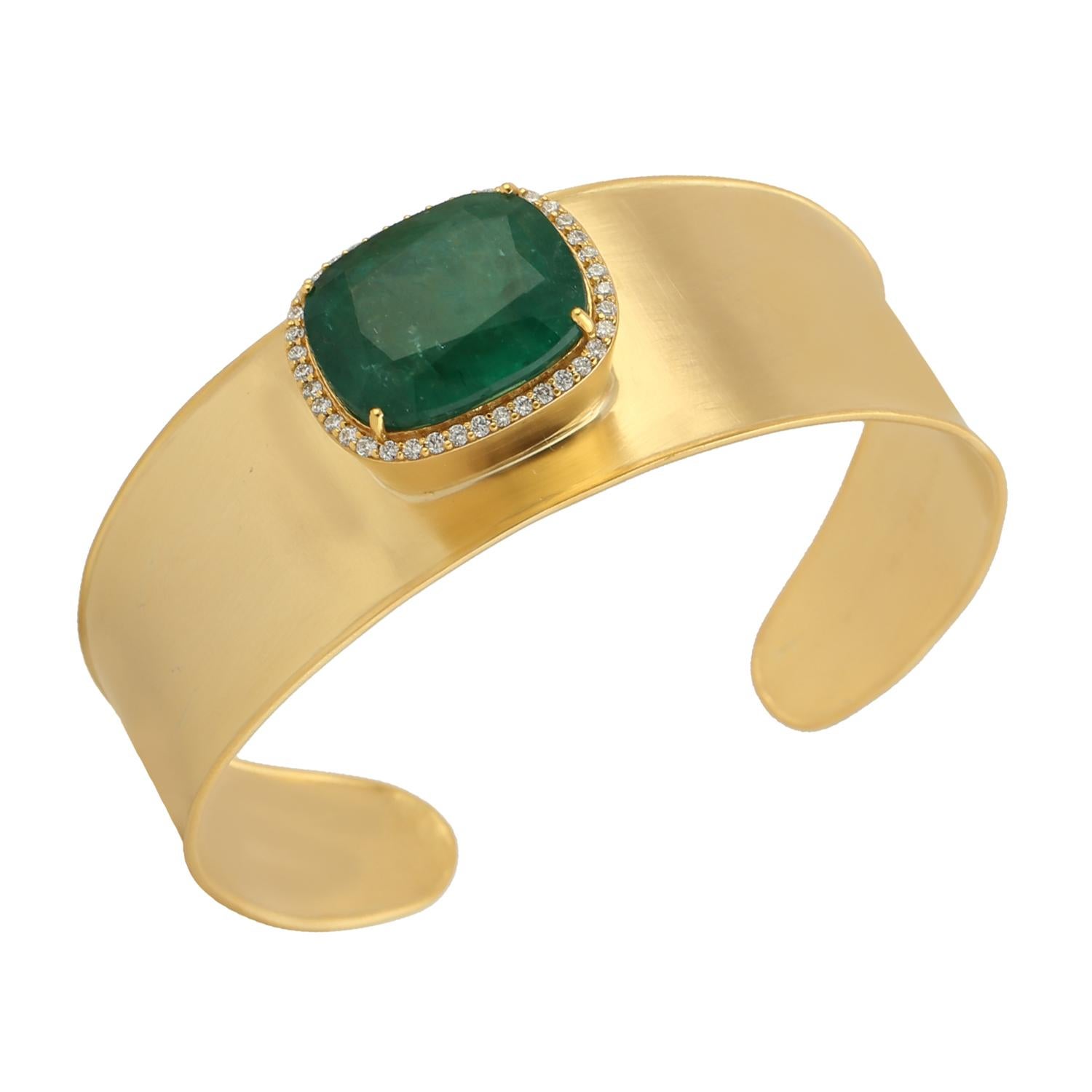 20ct Emerald Cushion Gold Cuff Made in 18k yellow gold In New Condition For Sale In New York, NY