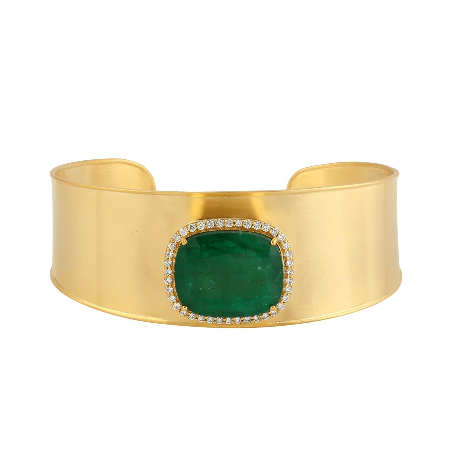 Women's 20ct Emerald Cushion Gold Cuff Made in 18k yellow gold For Sale