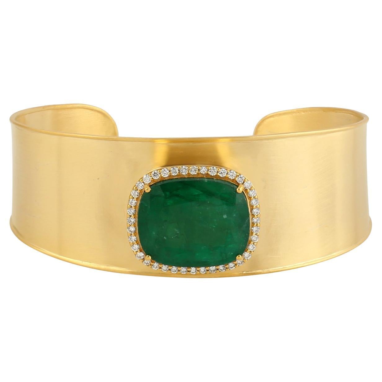 20ct Emerald Cushion Gold Cuff Made in 18k yellow gold For Sale