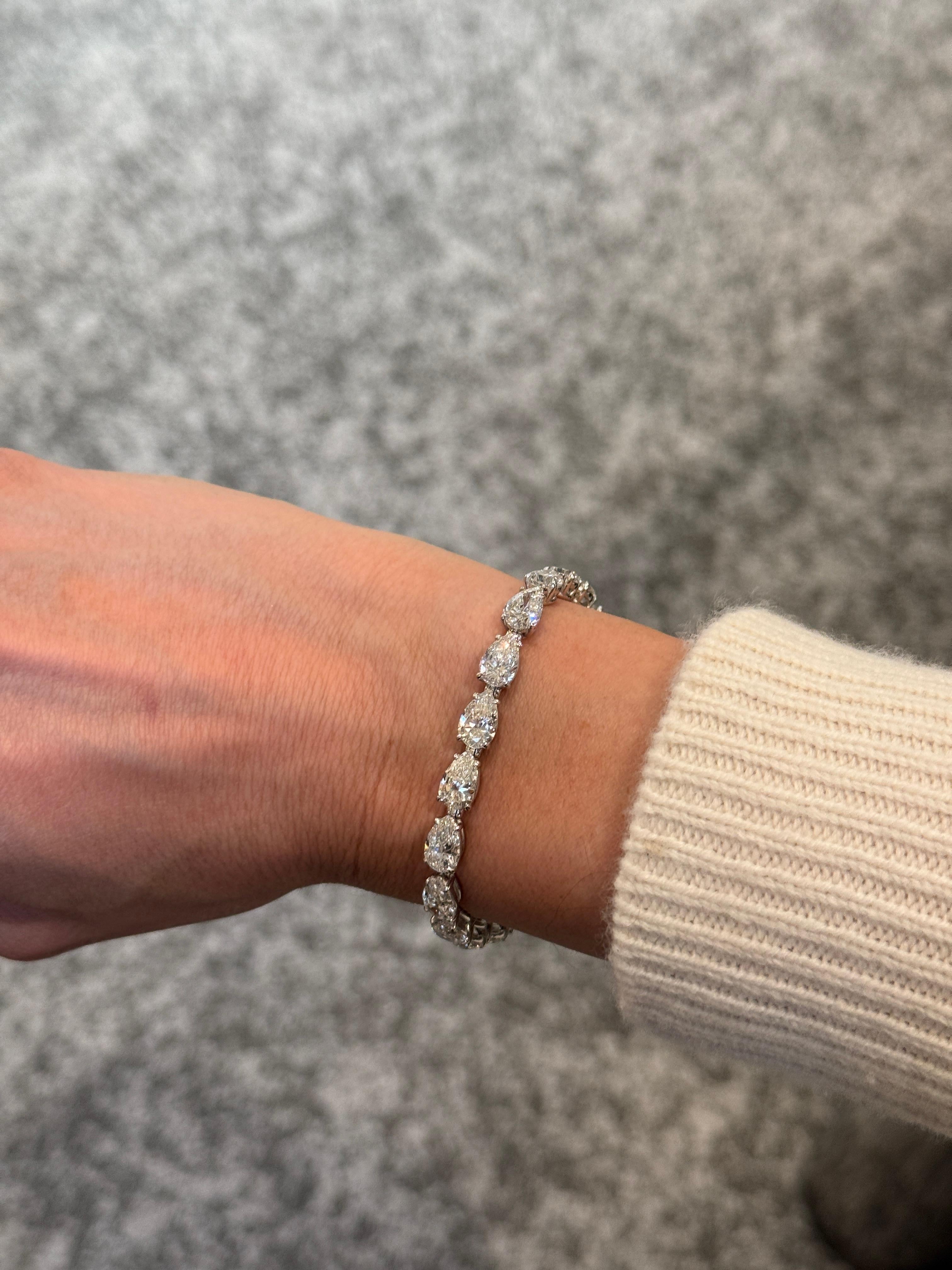 Pulsera de Tenis con Diamantes Pera Lateral - 20.13ct Total
Una exquisita reinvención de un diseño clásico de tenis. Esta pulsera de diamantes en forma de pera en engaste lateral exhibe aproximadamente 20,13 quilates de deslumbrantes diamantes en