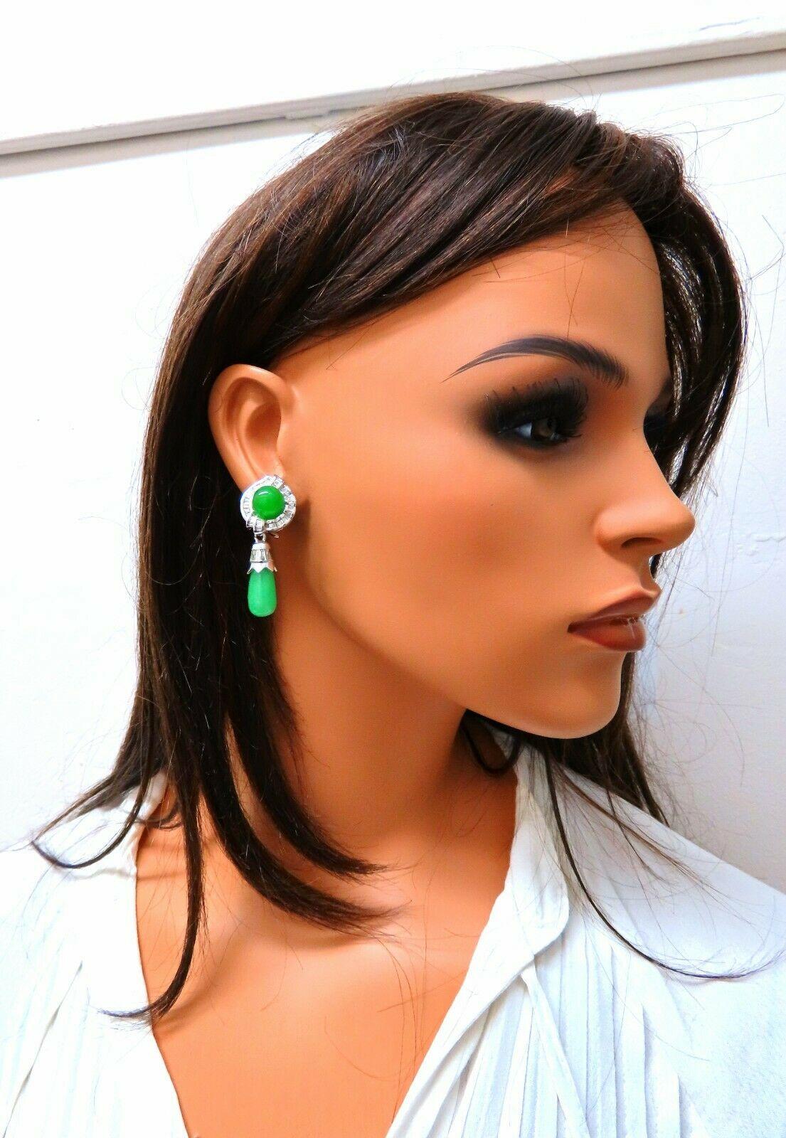 18 Karat natürliche Jade-Ohrhänger mit Diamanten 18kt (Baguetteschliff) im Angebot
