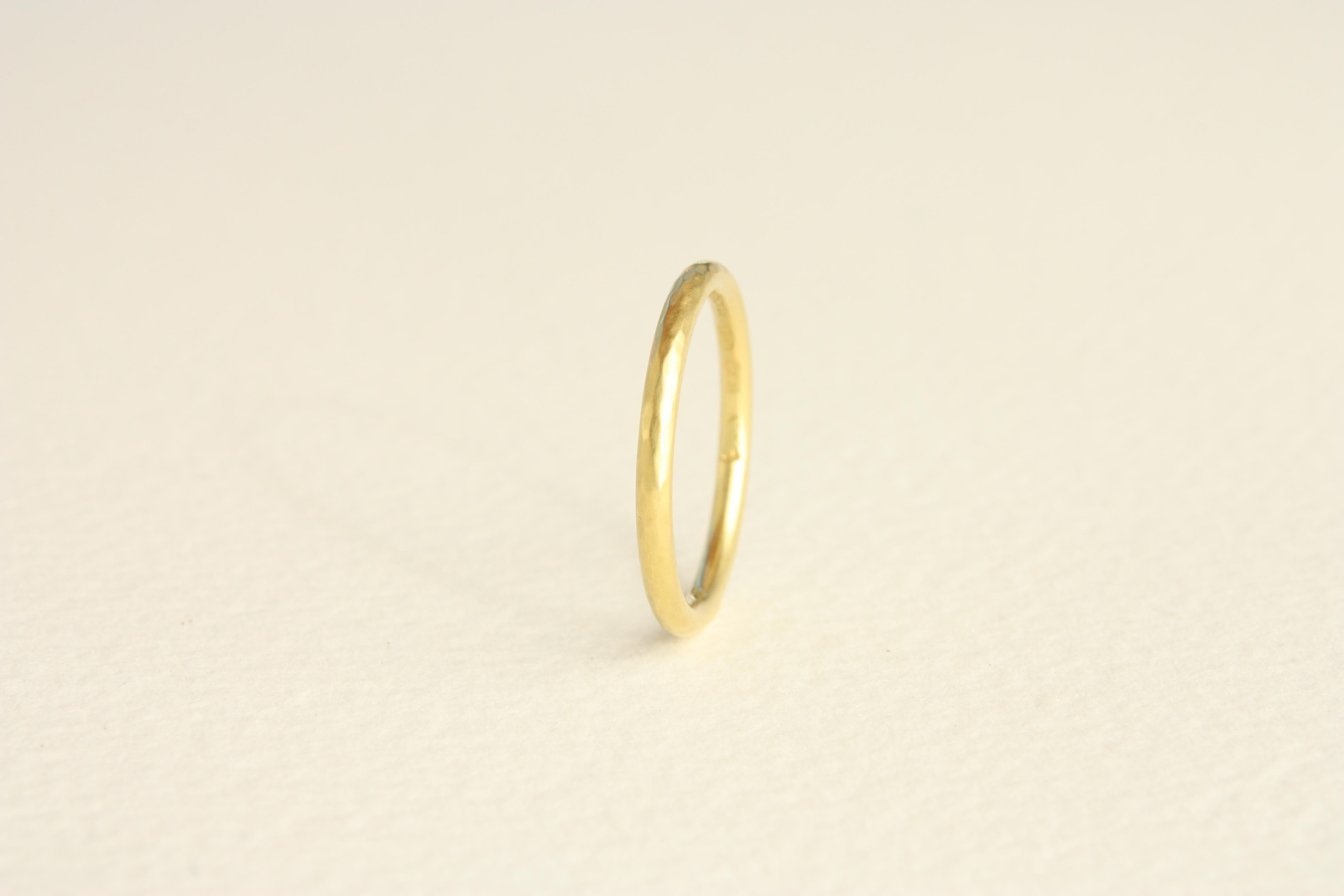 20k California Gold 1,8 mm dünner Draht gehämmerter Ehering Handgefertigt von Bracken (Kunsthandwerker*in) im Angebot