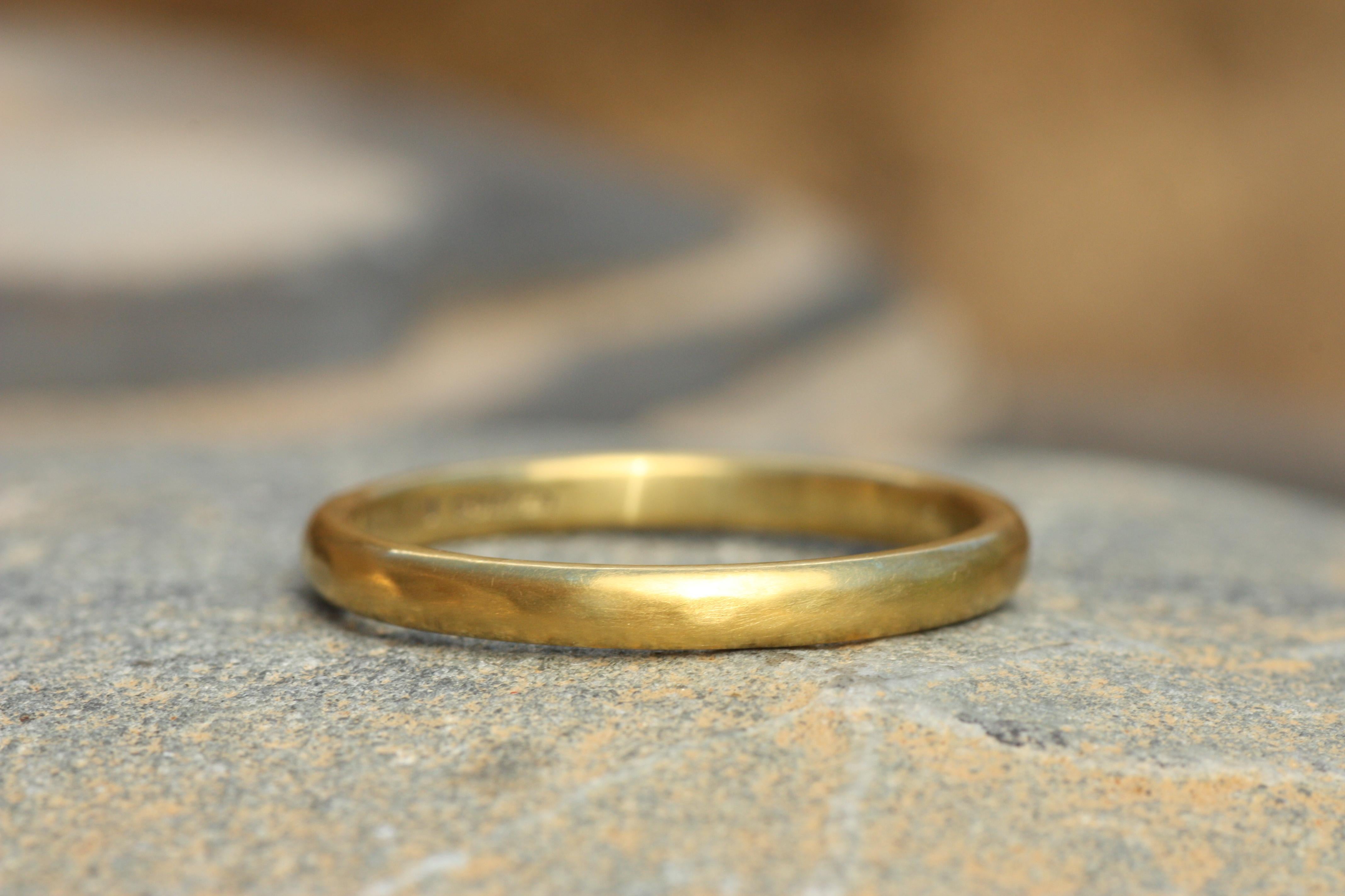 Dieser dünne Ehering aus gehämmertem 20-karätigem Gold wird von Bracken Jewelers in Venice, Kalifornien, aus 100 % kalifornischem Naturgold handgefertigt. Dieser Ring mit dem Namen 