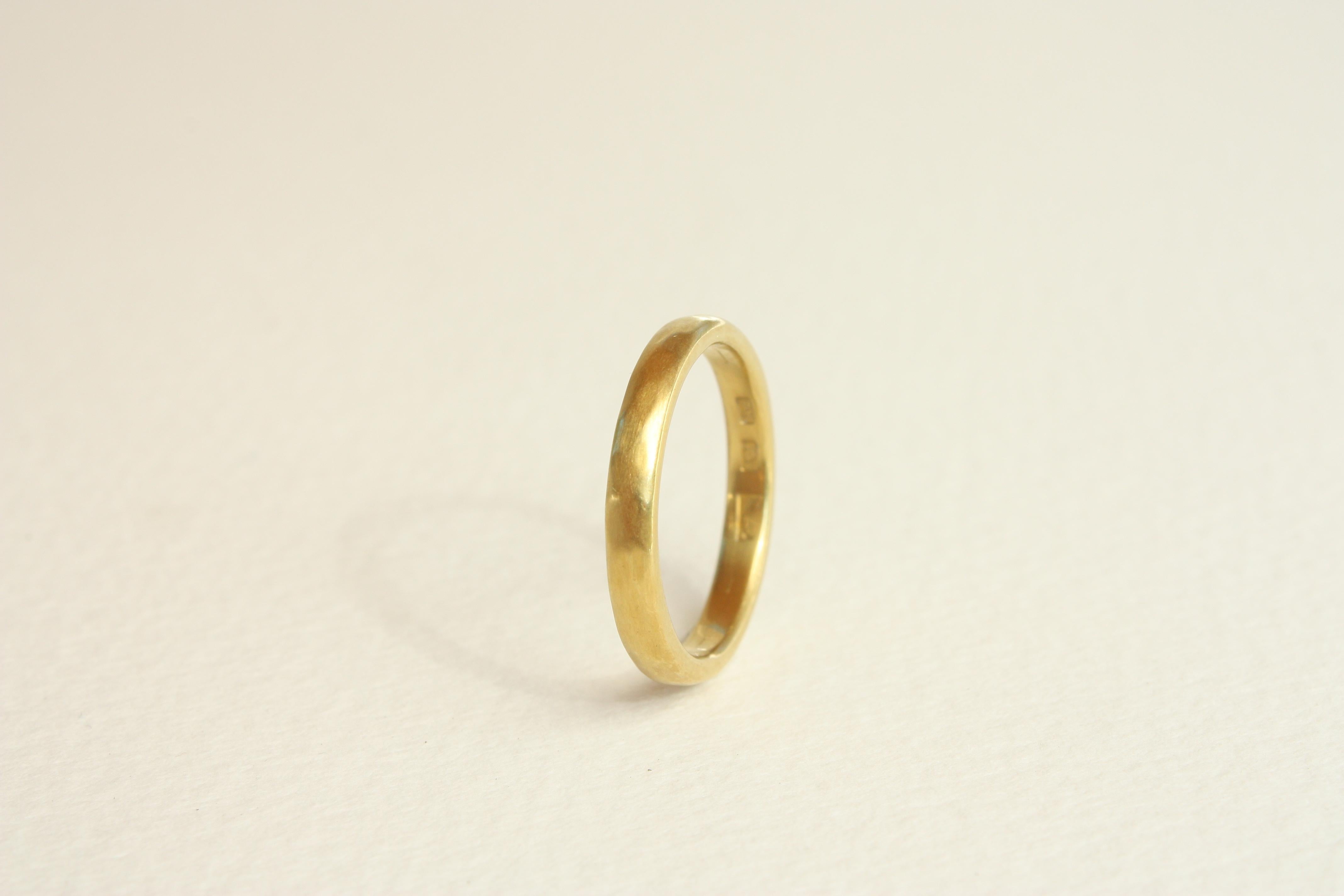 20k California Gold 2.5mm Thin Hammered Wedding Band Handmade by Bracken Jeweler In New Condition For Sale In Venice, CA
