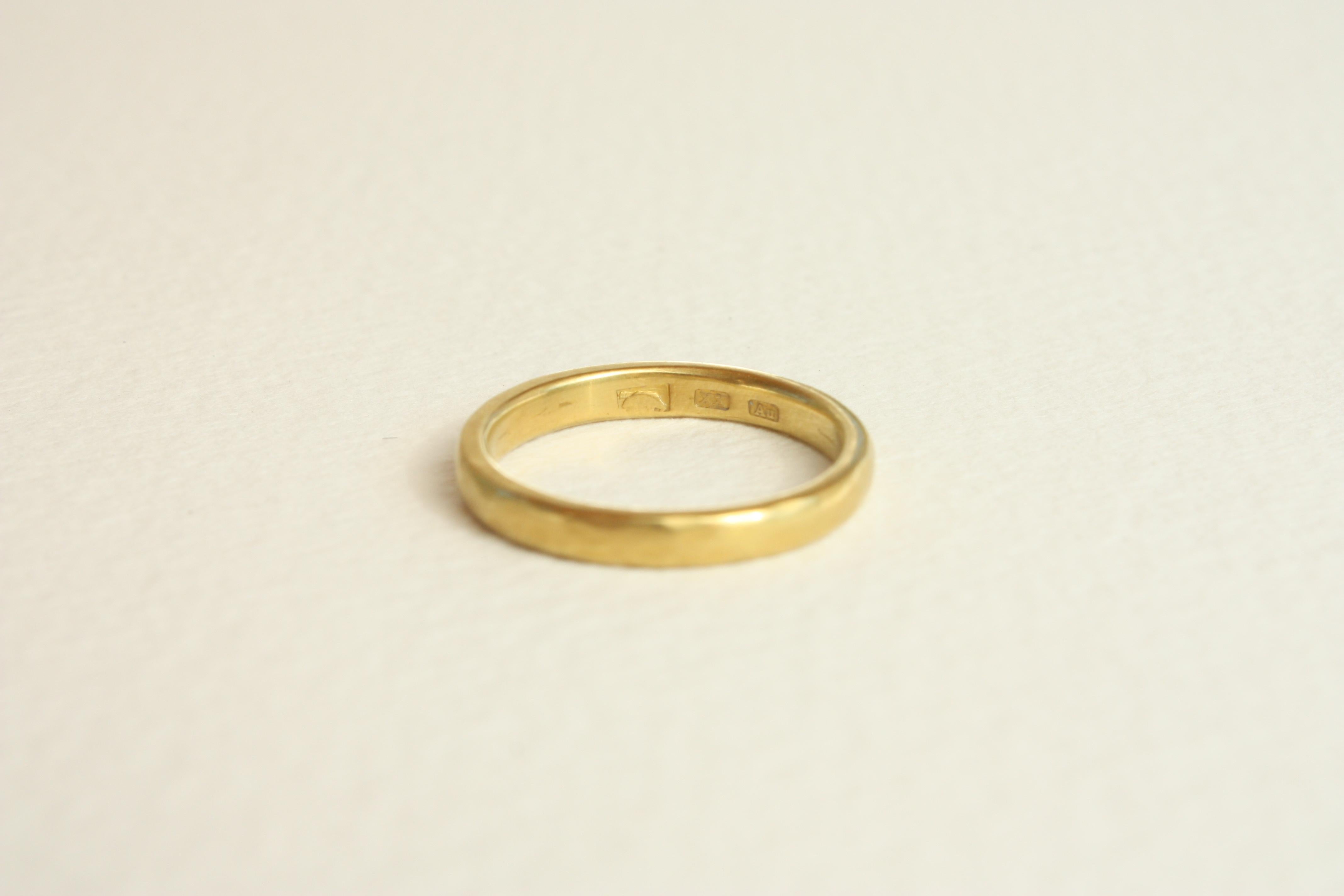 20k California Gold 2,5 mm dünner gehämmerter Ehering Handgefertigt von Bracken Jeweler für Damen oder Herren im Angebot