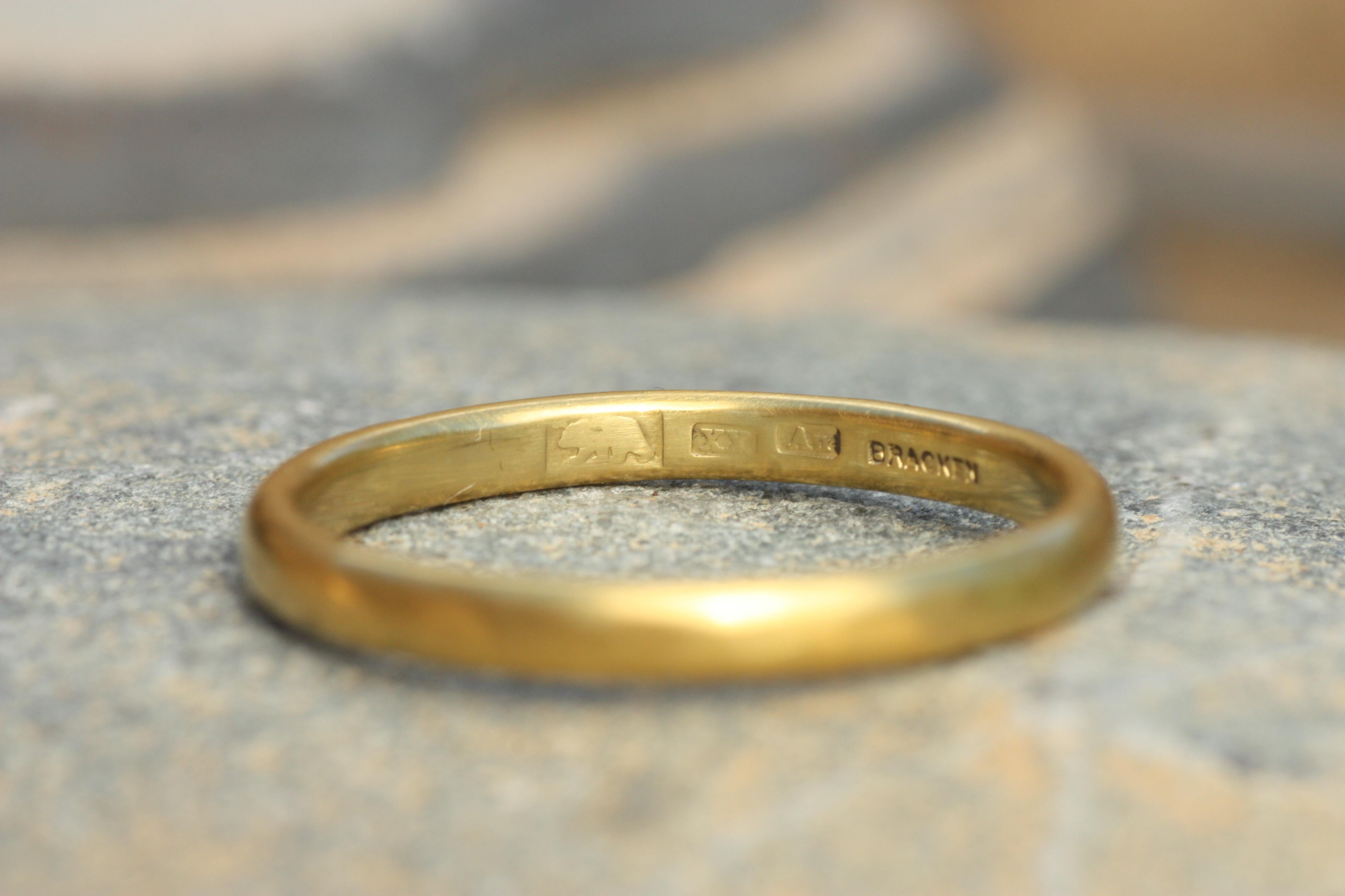 20k California Gold 2,5 mm dünner gehämmerter Ehering Handgefertigt von Bracken Jeweler für Damen oder Herren im Angebot