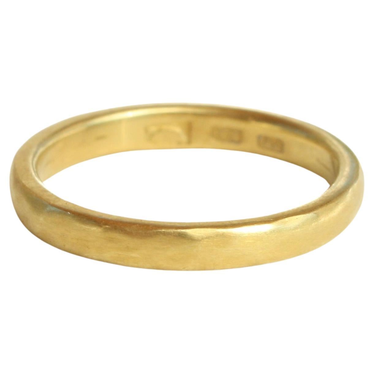 20k California Gold 2,5 mm dünner gehämmerter Ehering Handgefertigt von Bracken Jeweler im Angebot