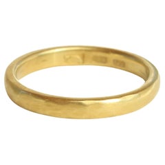 20k California Gold 2,5 mm dünner gehämmerter Ehering Handgefertigt von Bracken Jeweler