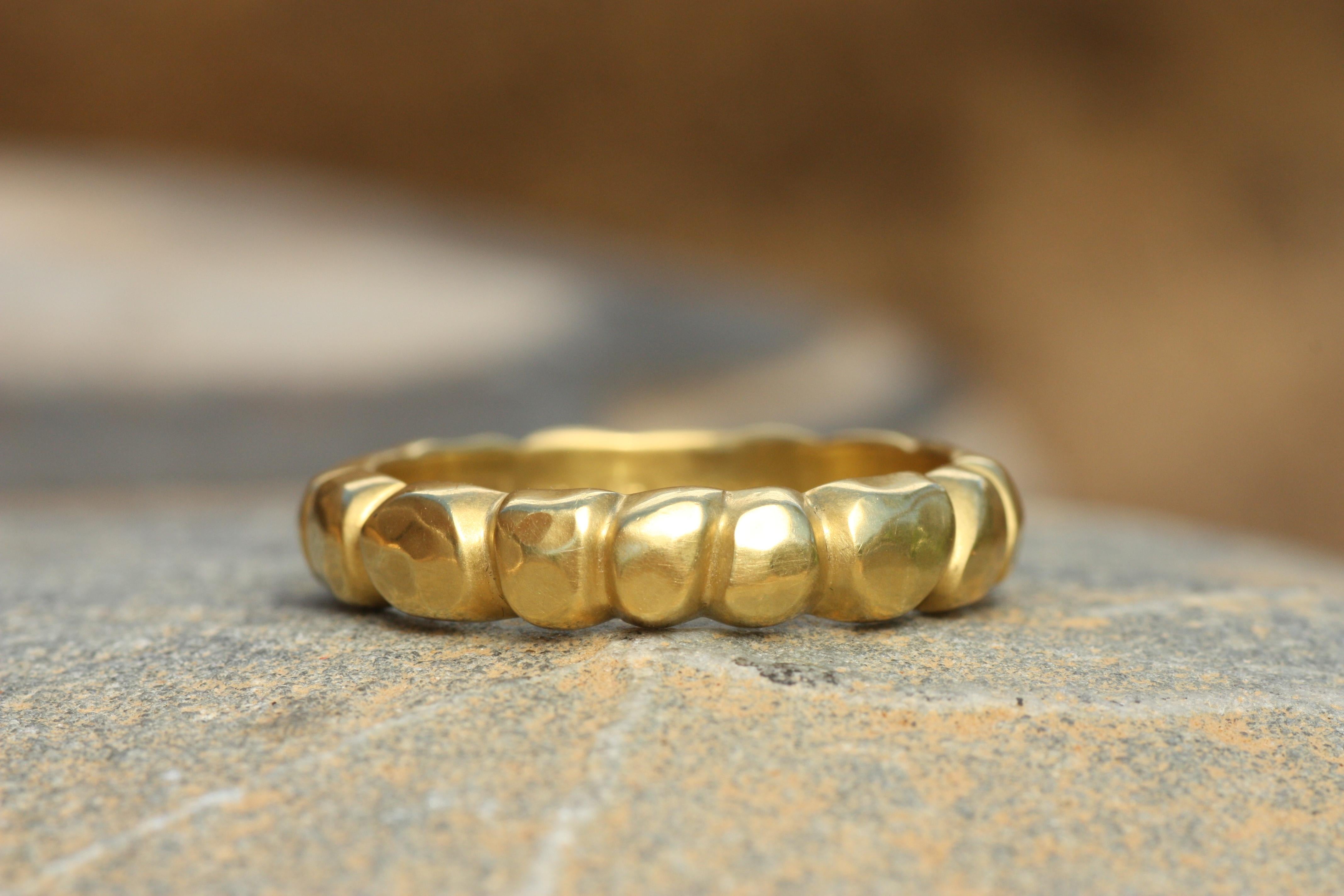 En venta: Anillo de oro californiano de 20 quilates y 4,5 mm de canto rodado martillado, hecho a mano por Bracken Jewelers  2