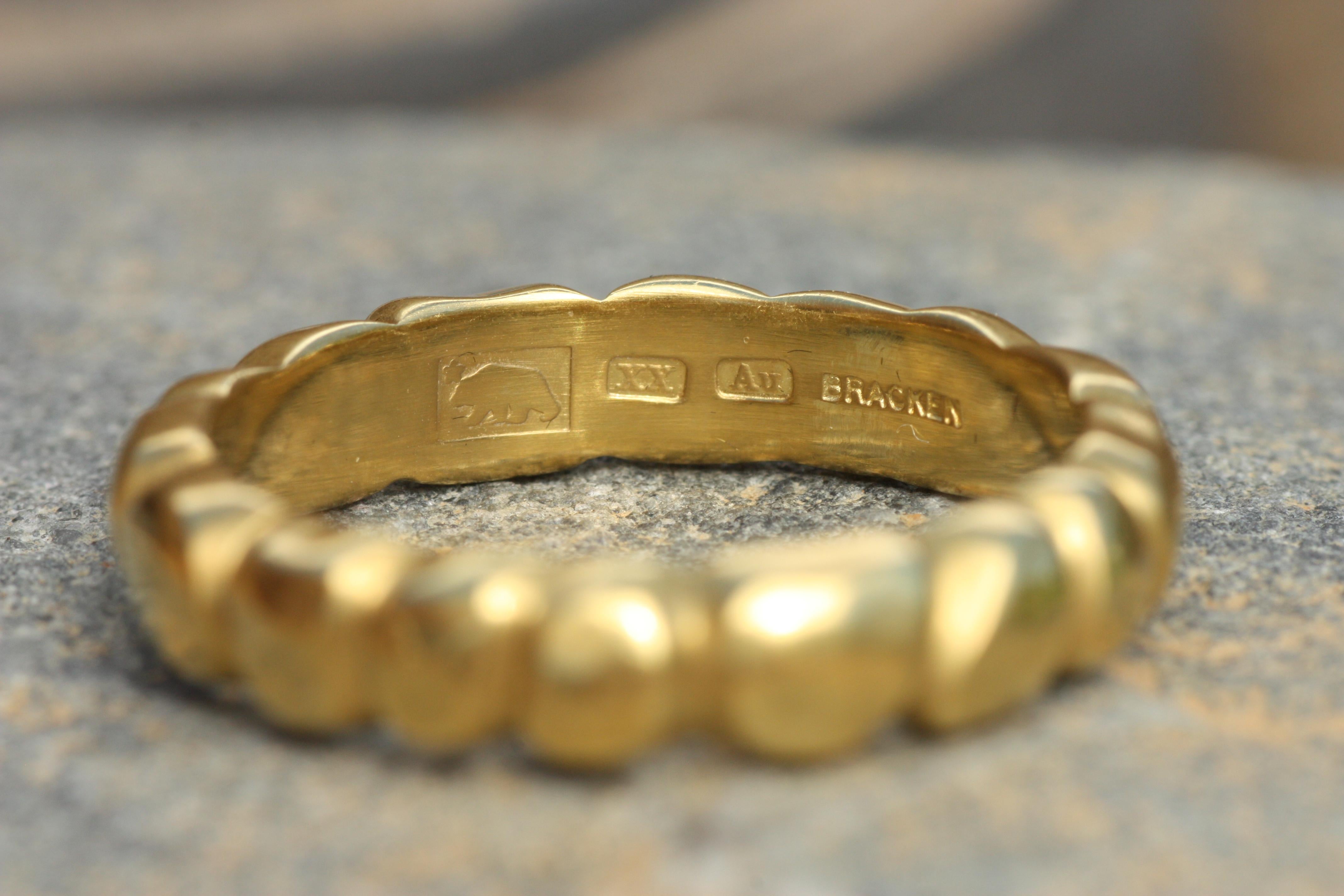 En venta: Anillo de oro californiano de 20 quilates y 4,5 mm de canto rodado martillado, hecho a mano por Bracken Jewelers  5