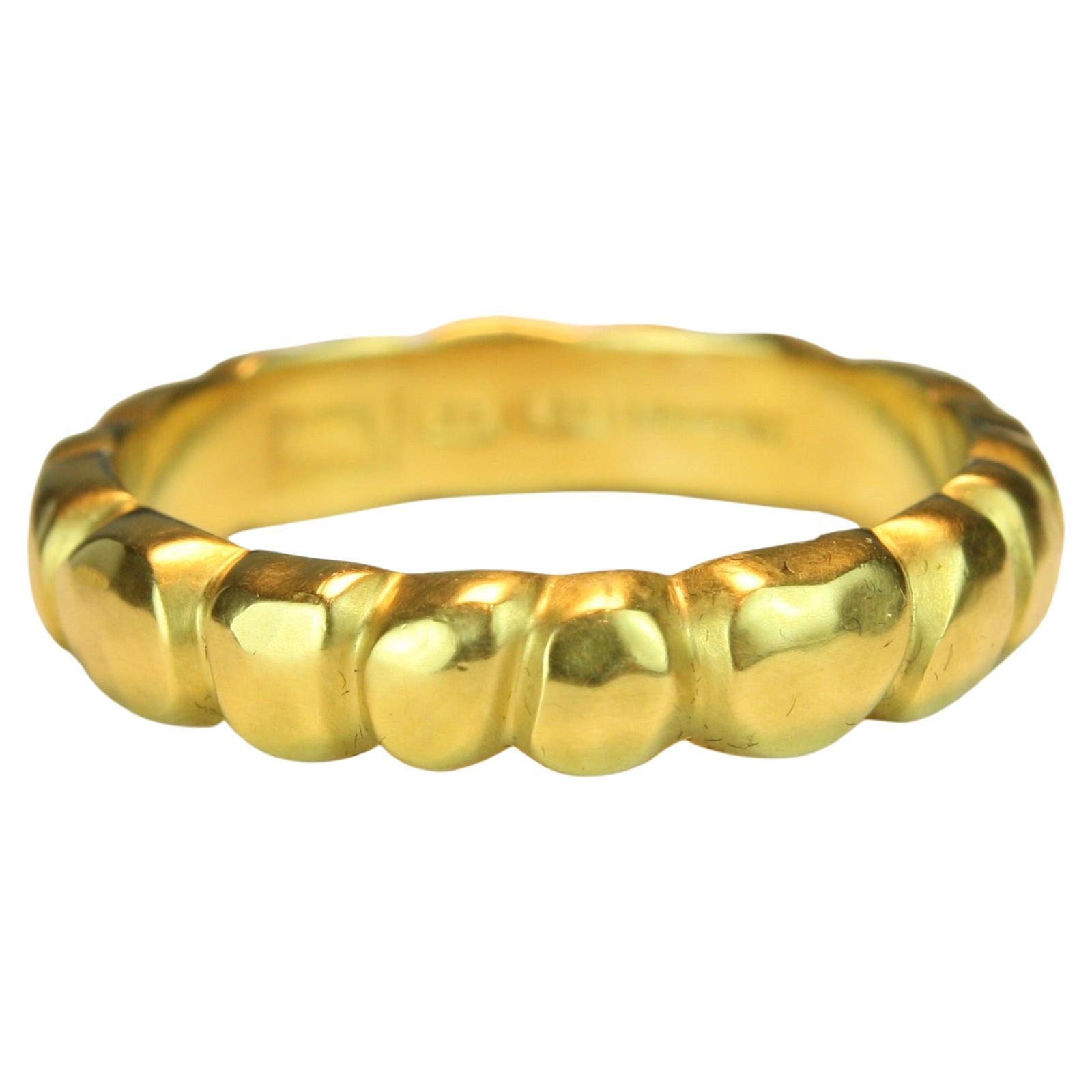 20k California Gold 4,5 mm gehämmertes, gemeißeltes, gemeißeltes Band, handgefertigt von Bracken Jewelers