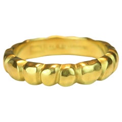 20k California Gold 4,5 mm gehämmertes, gemeißeltes, gemeißeltes Band, handgefertigt von Bracken Jewelers