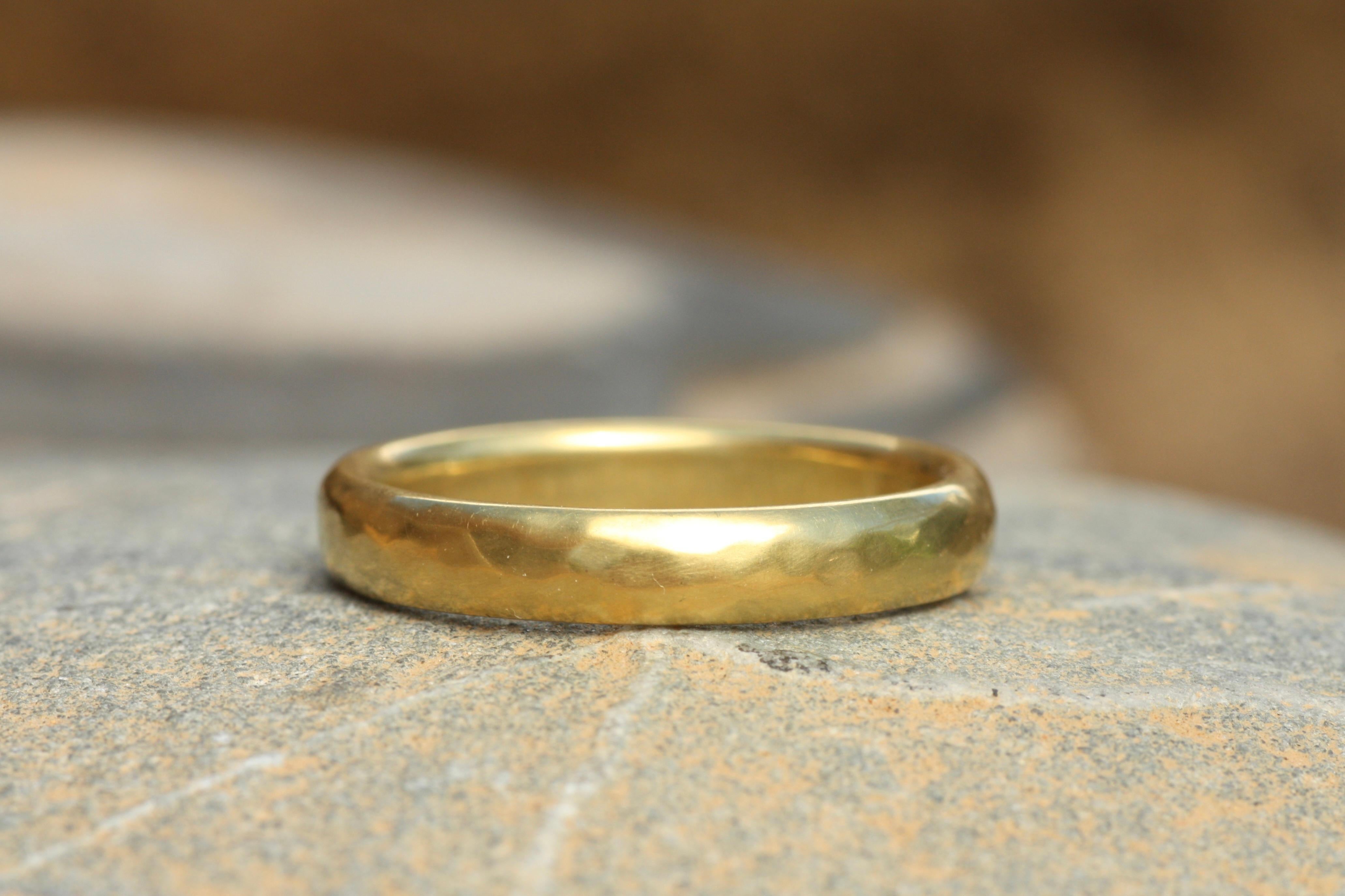 En vente :  20K California Gold 4mm Classic Wedding Band Hammered Matte Finish Comfort Fit 2
