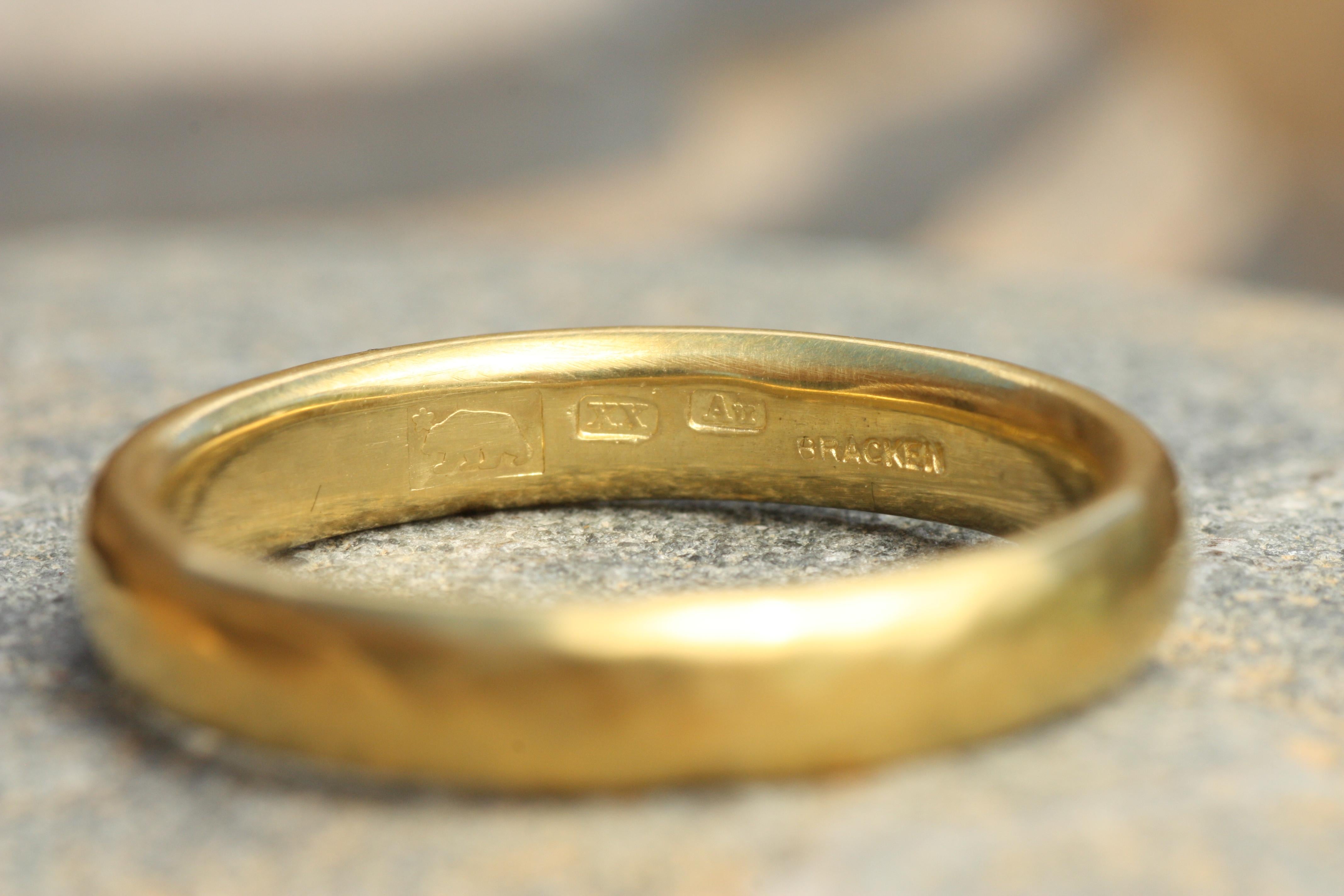 En vente :  20K California Gold 4mm Classic Wedding Band Hammered Matte Finish Comfort Fit 3