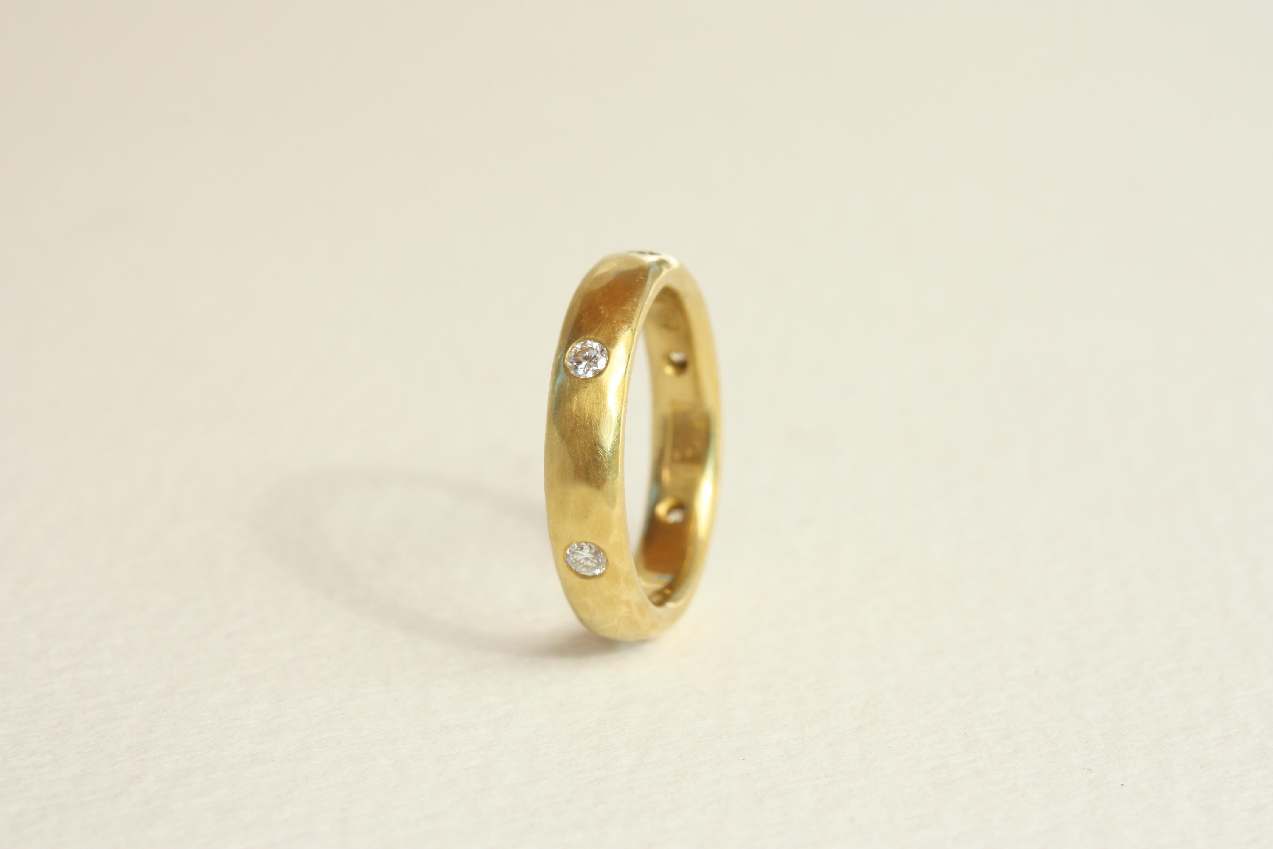 Im Angebot: Eternity-Ring, 20 Karat Kalifornien Gold, 4 mm, gehämmerter Diamant, handgefertigt von Bracken () 4
