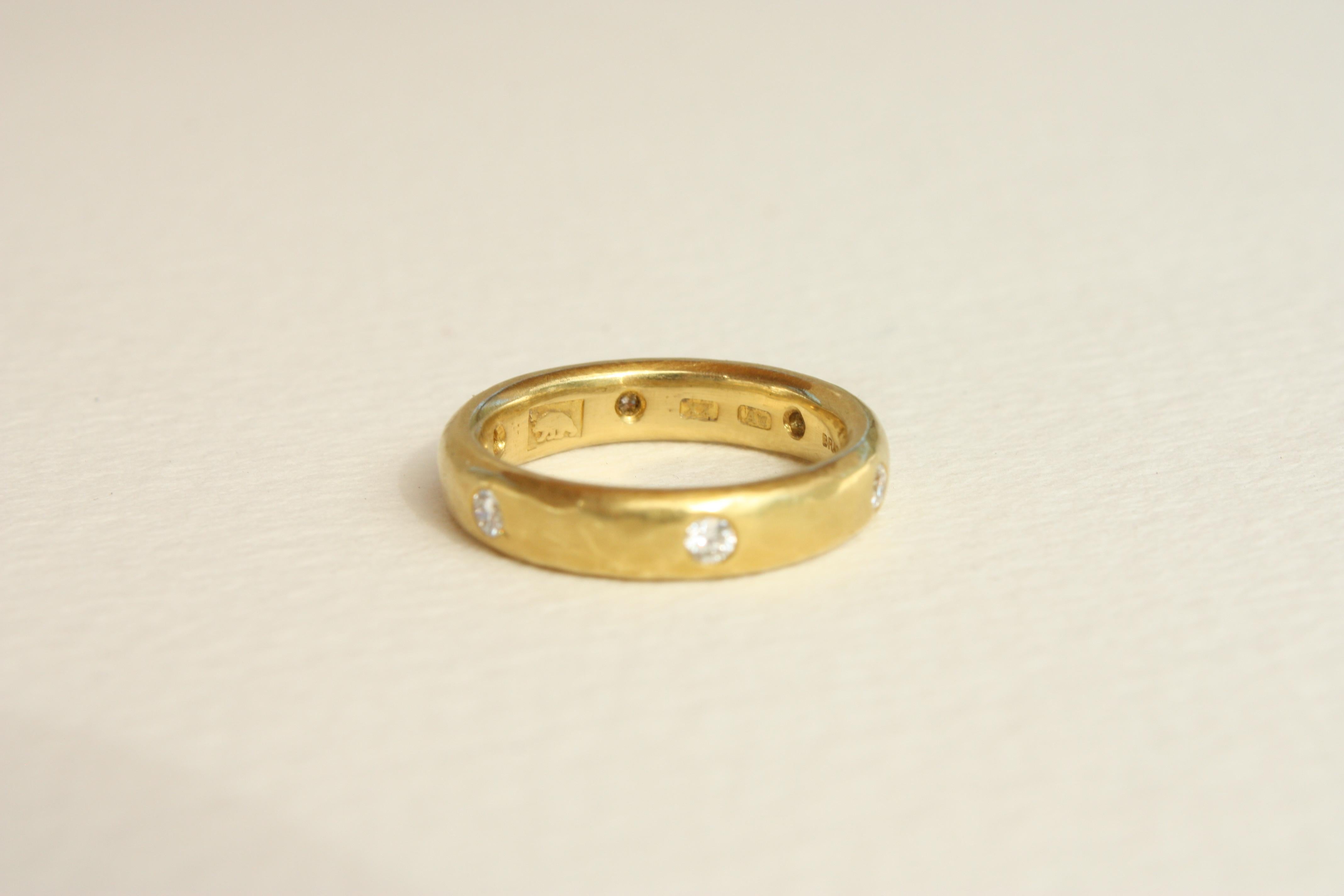 Im Angebot: Eternity-Ring, 20 Karat Kalifornien Gold, 4 mm, gehämmerter Diamant, handgefertigt von Bracken () 5