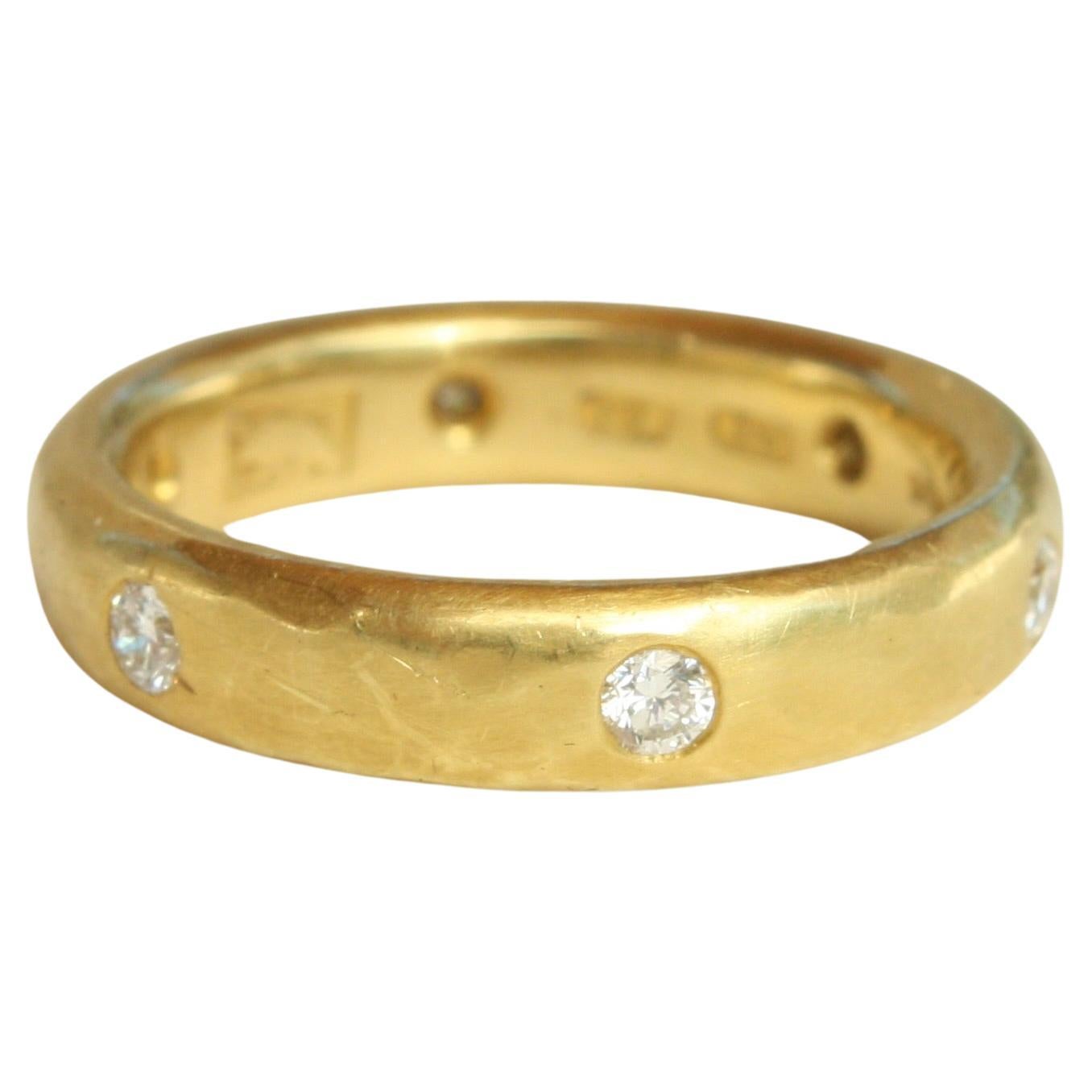 Im Angebot: Eternity-Ring, 20 Karat Kalifornien Gold, 4 mm, gehämmerter Diamant, handgefertigt von Bracken ()
