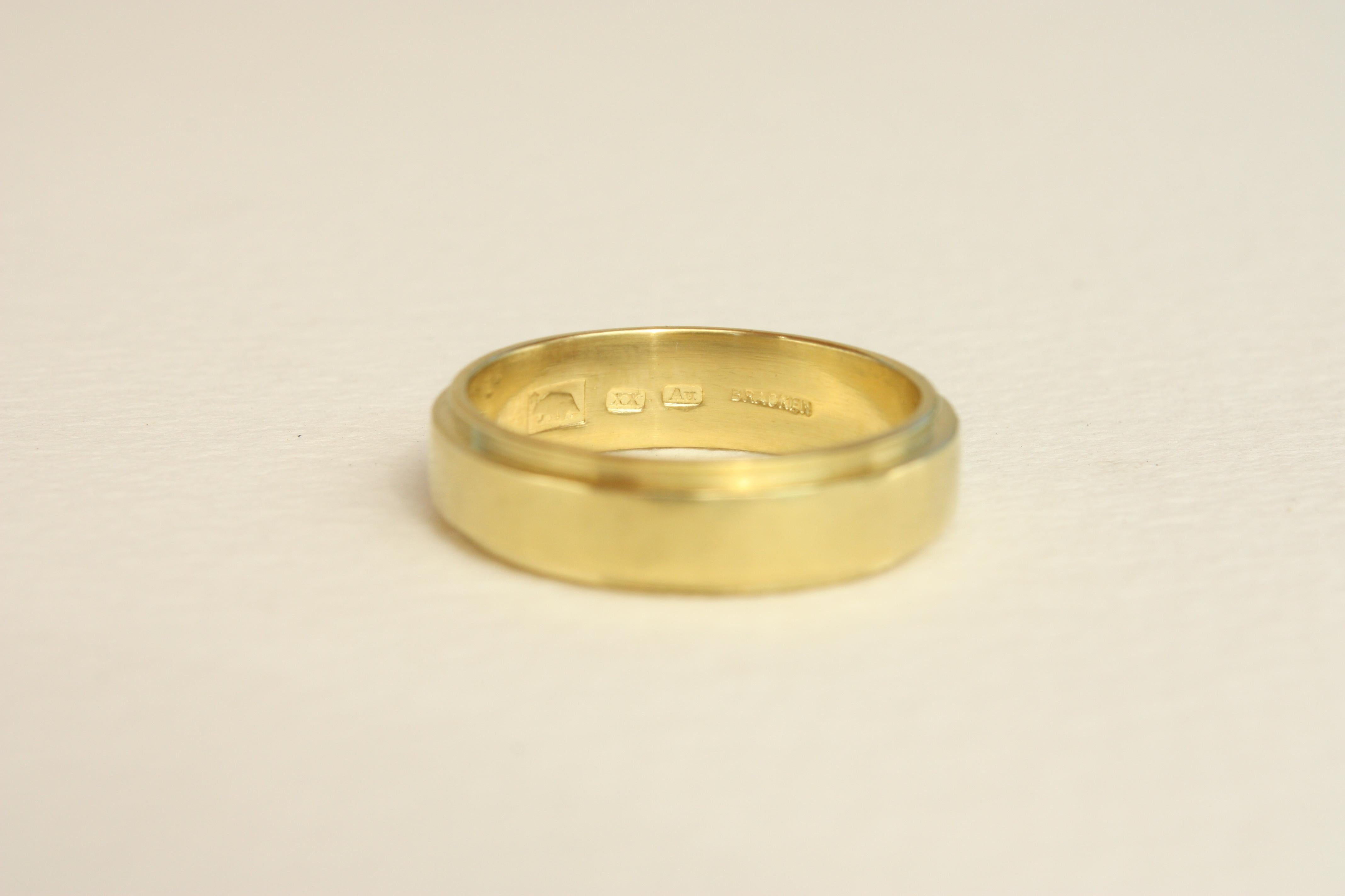Im Angebot: 20k California Gold 5mm Stepped-Edge gehämmerter Ehering Handgefertigt von Bracken () 2
