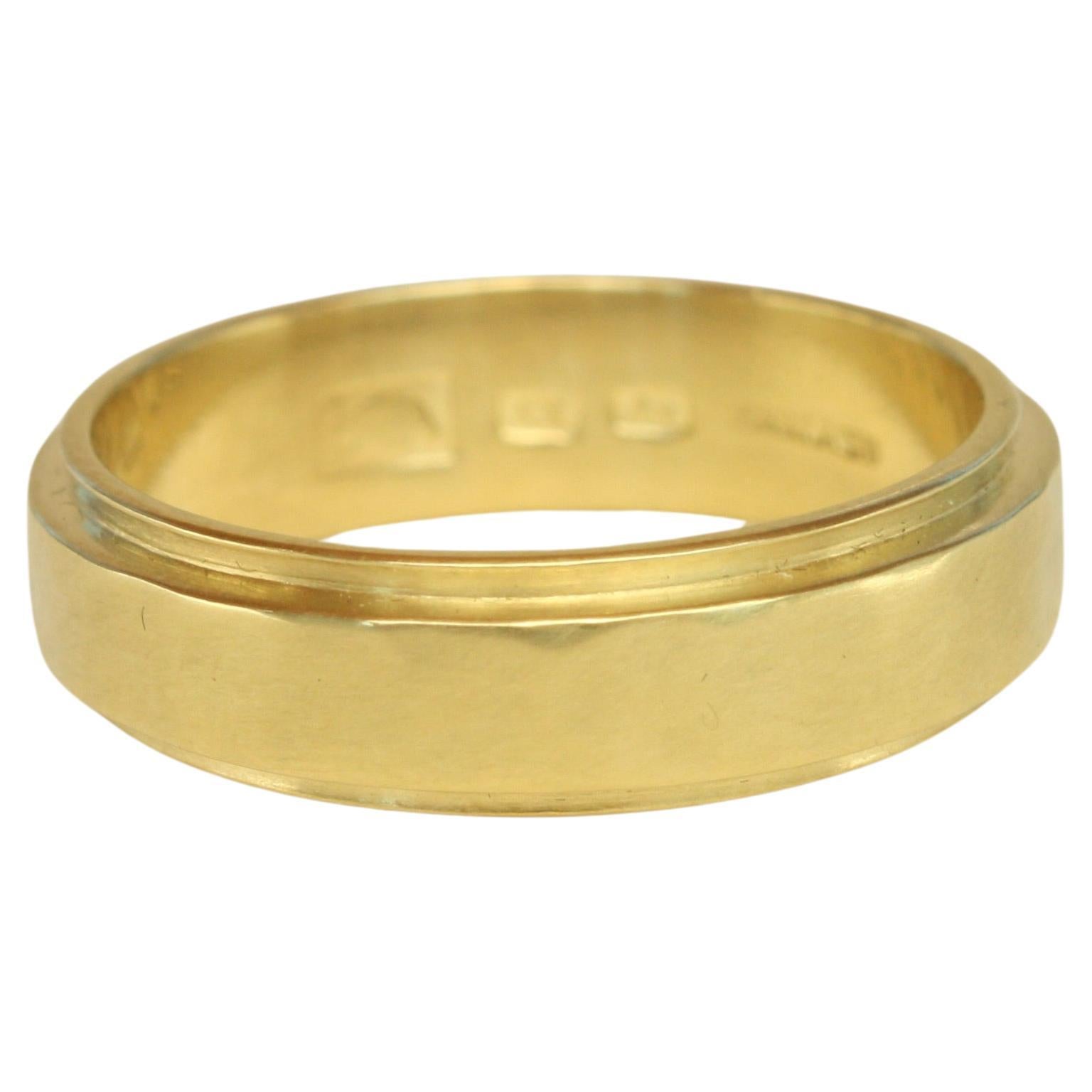 Im Angebot: 20k California Gold 5mm Stepped-Edge gehämmerter Ehering Handgefertigt von Bracken ()