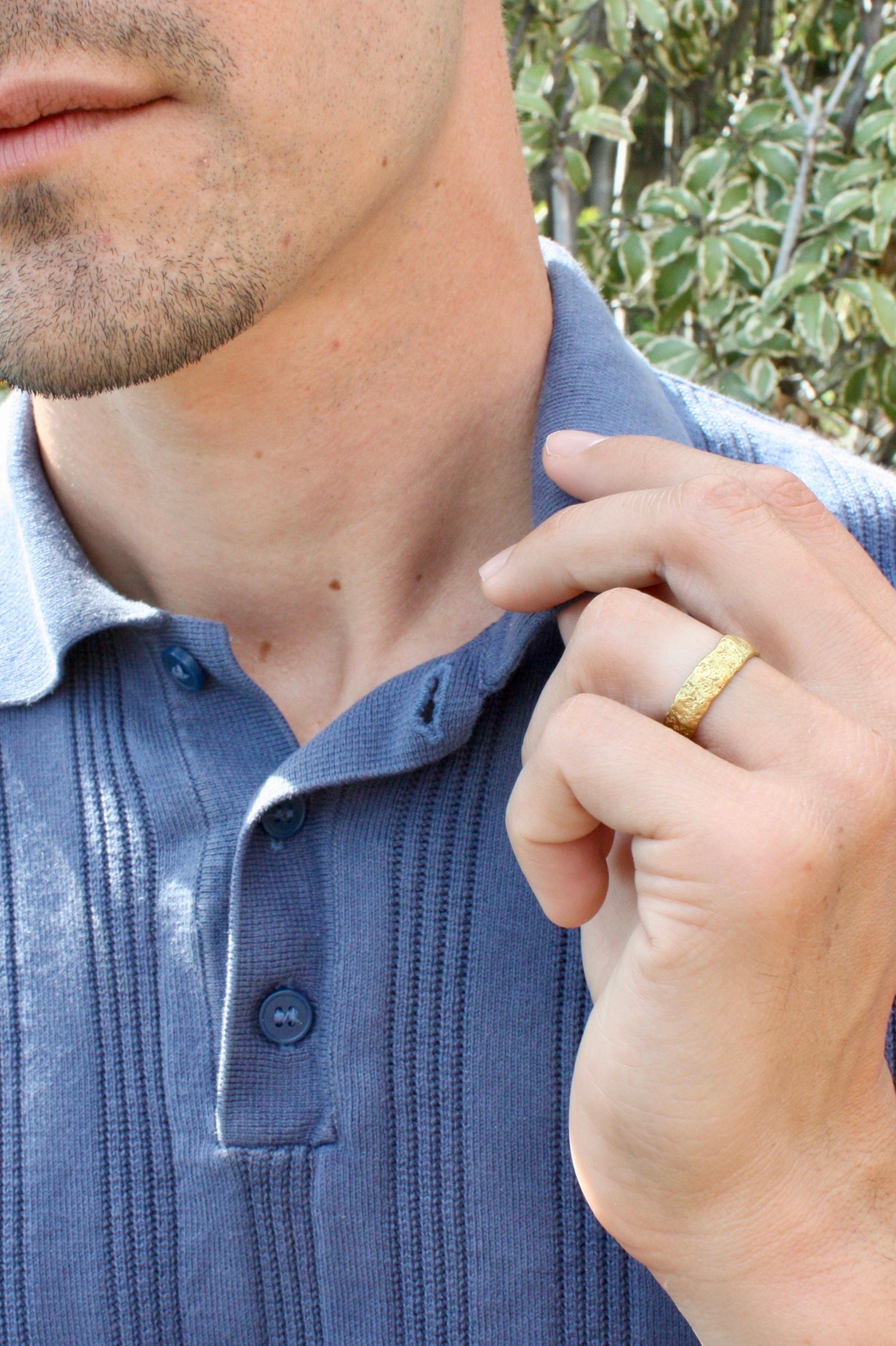 En venta: Alianza de boda de oro californiano de 20k con textura de 6 mm hecha a mano por Bracken Jewelers  3