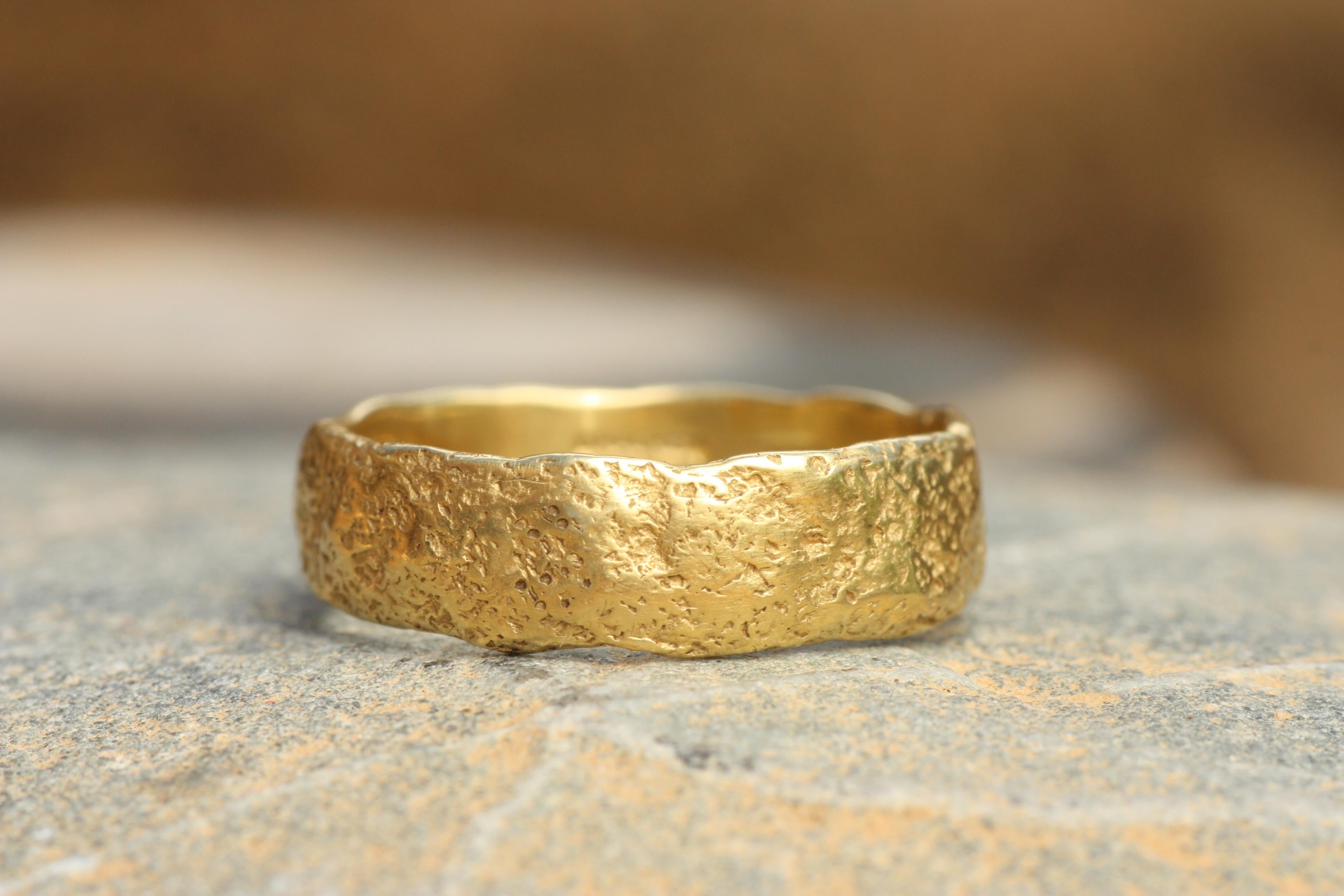 En venta: Alianza de boda de oro californiano de 20k con textura de 6 mm hecha a mano por Bracken Jewelers  2