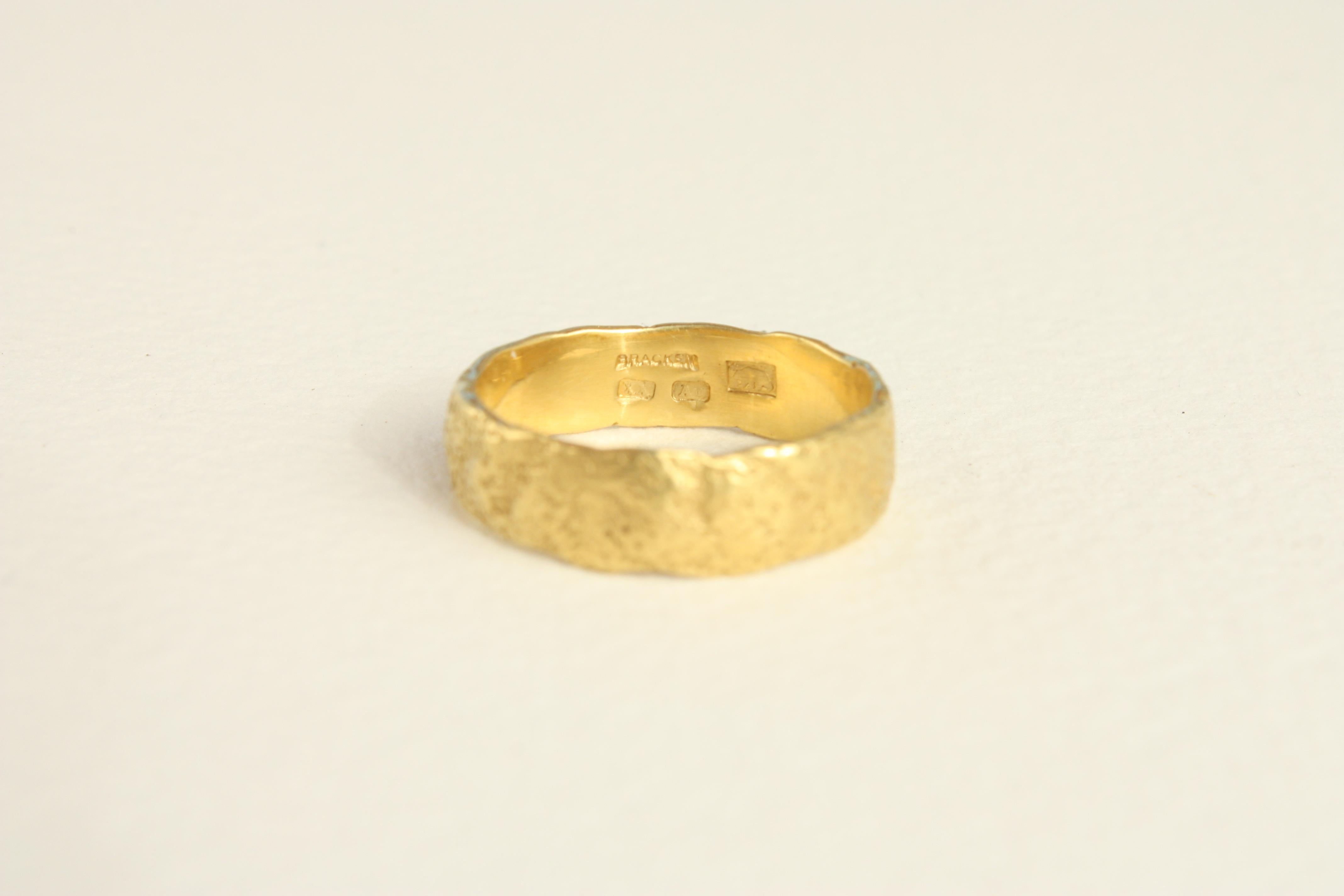 En venta: Alianza de boda de oro californiano de 20k con textura de 6 mm hecha a mano por Bracken Jewelers  4