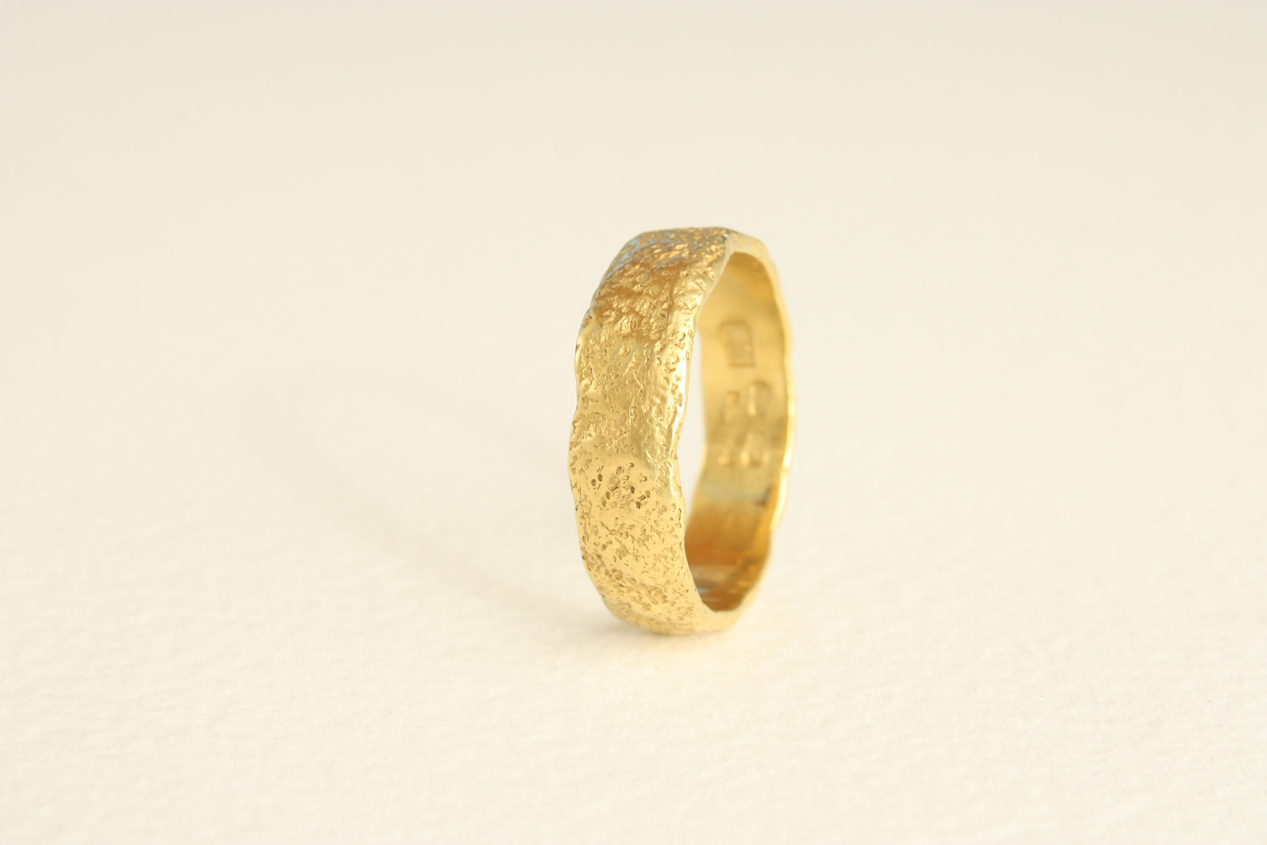 En venta: Alianza de boda de oro californiano de 20k con textura de 6 mm hecha a mano por Bracken Jewelers  5