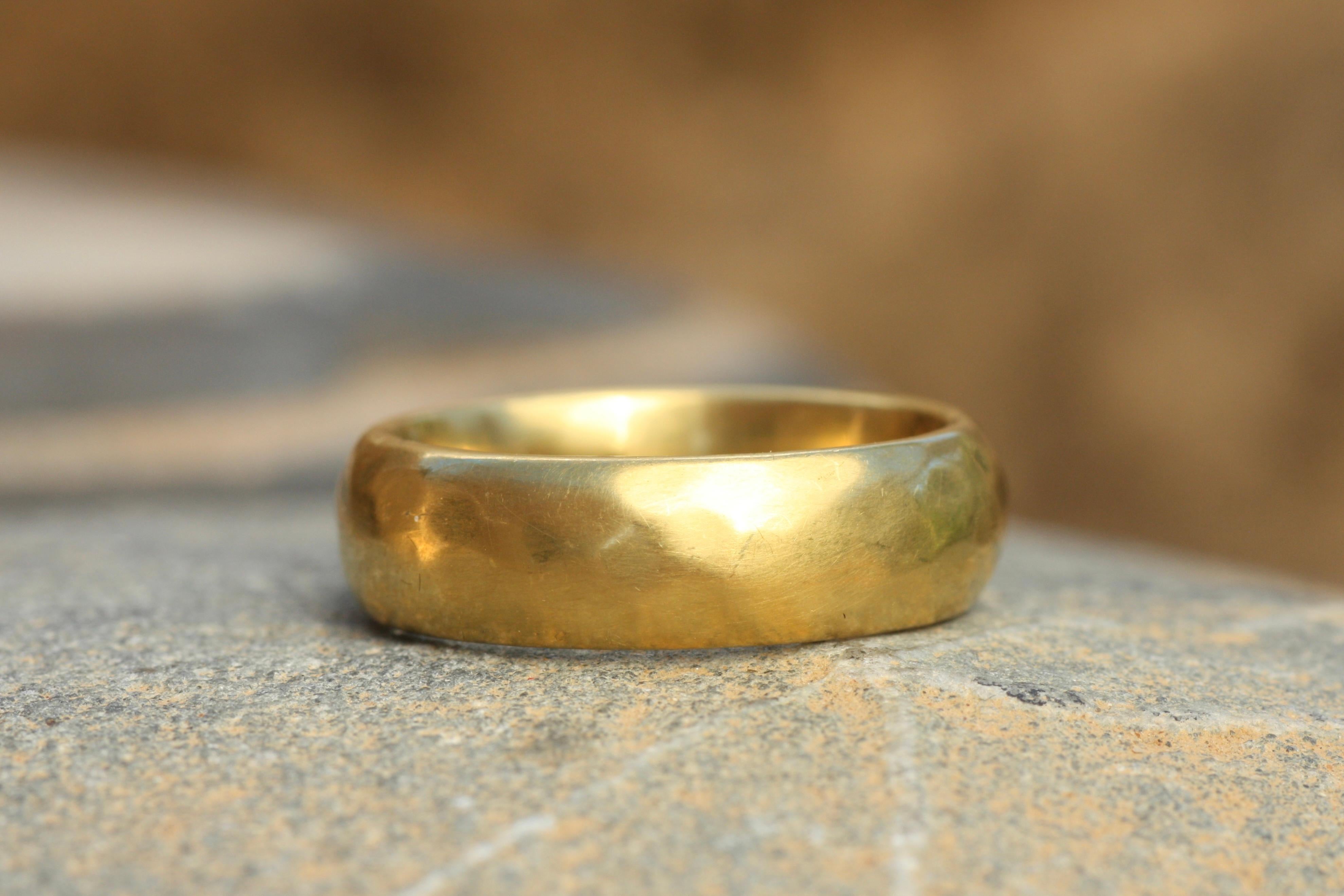 En venta: Alianza de boda martillada de 6 mm de ancho en oro de California de 20k, hecha a mano por Bracken Jewelers  2