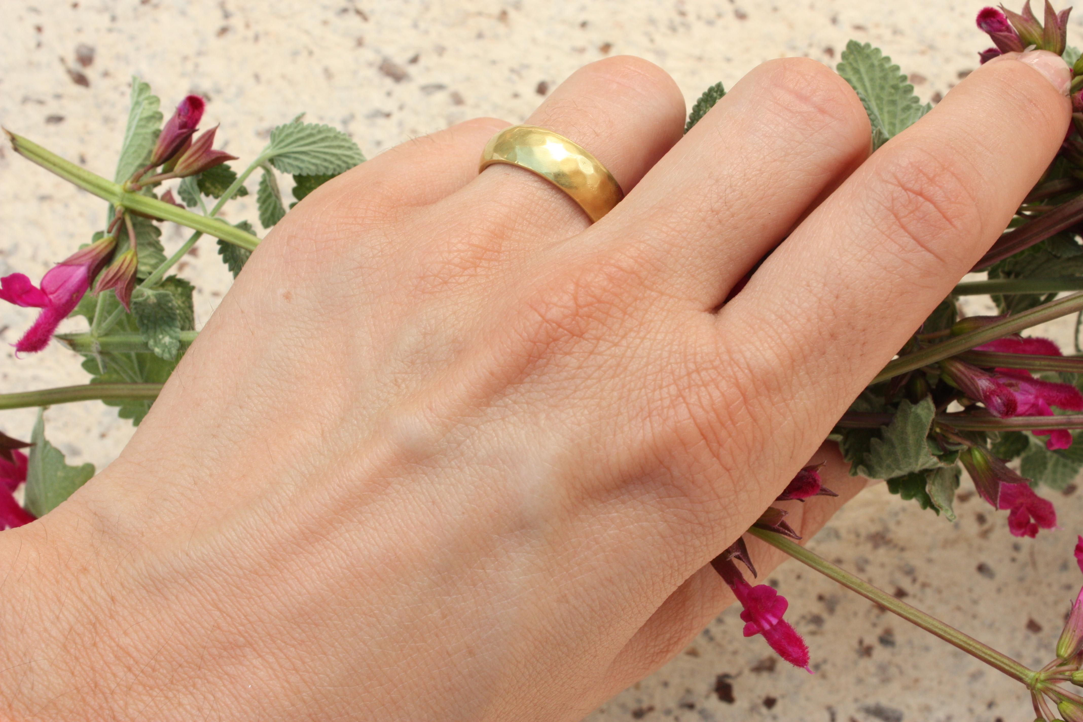 En venta: Alianza de boda martillada de 6 mm de ancho en oro de California de 20k, hecha a mano por Bracken Jewelers  4