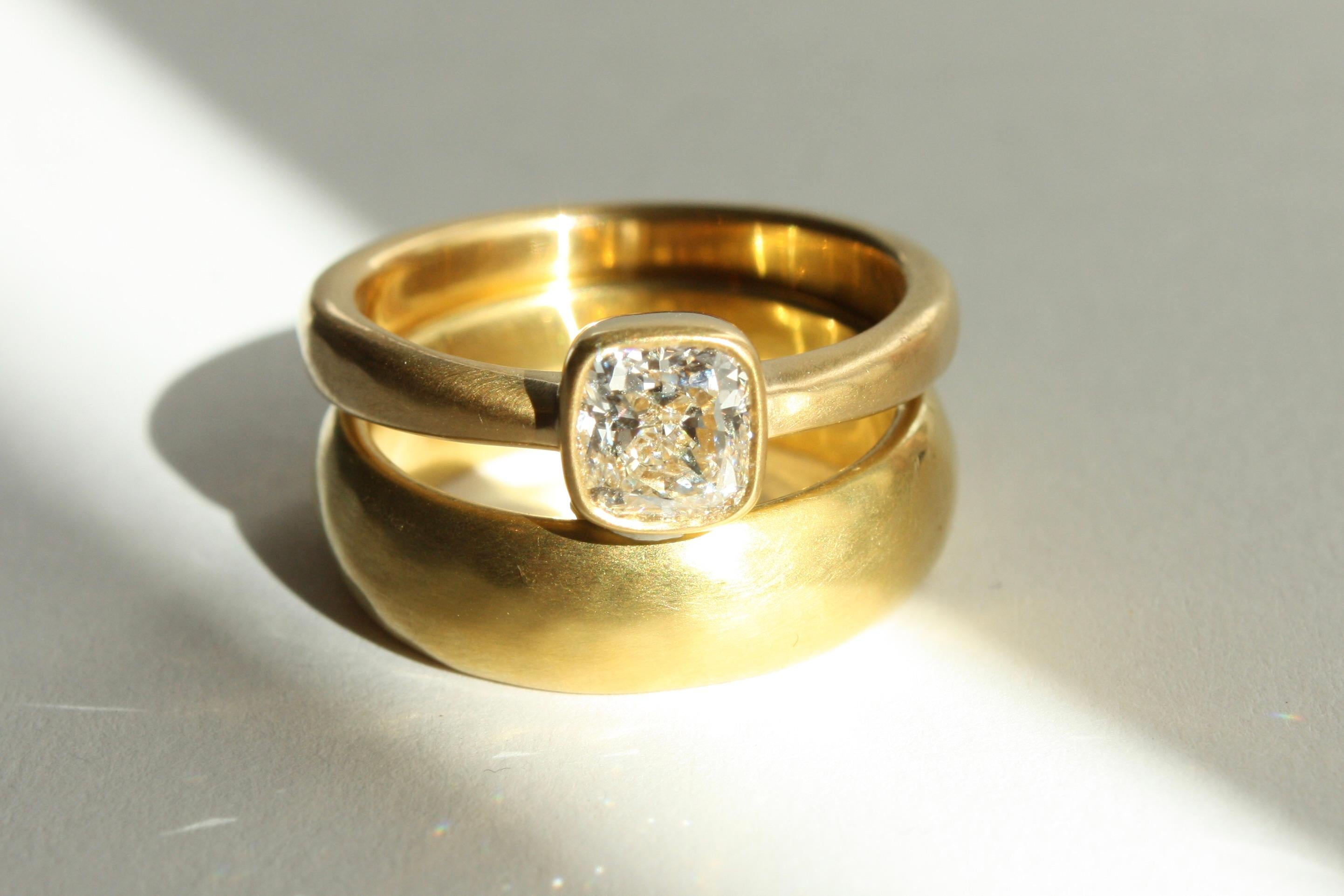 En venta: Alianza de boda martillada de 6 mm de ancho en oro de California de 20k, hecha a mano por Bracken Jewelers  6