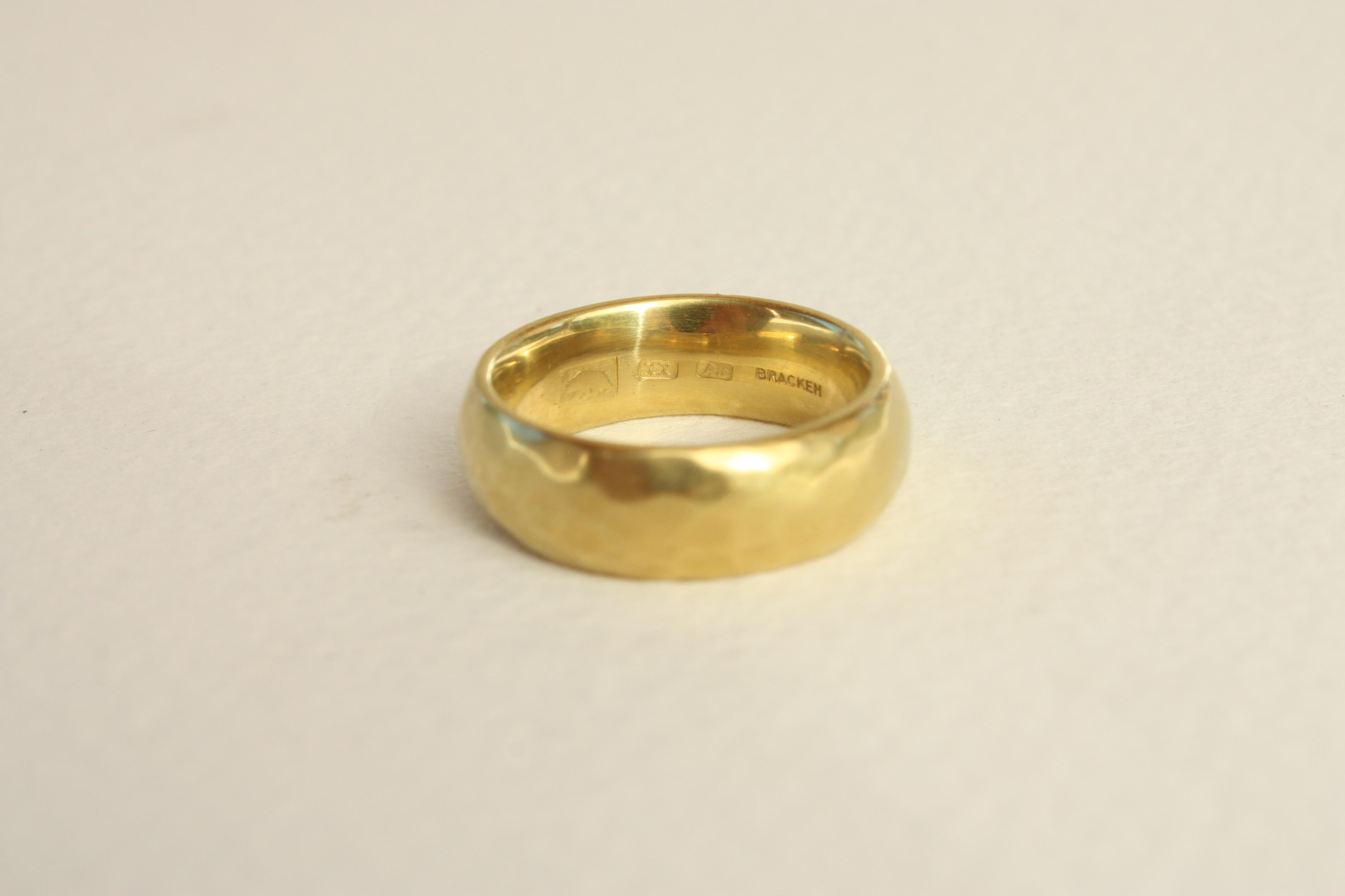 En venta: Alianza de boda martillada de 6 mm de ancho en oro de California de 20k, hecha a mano por Bracken Jewelers  7