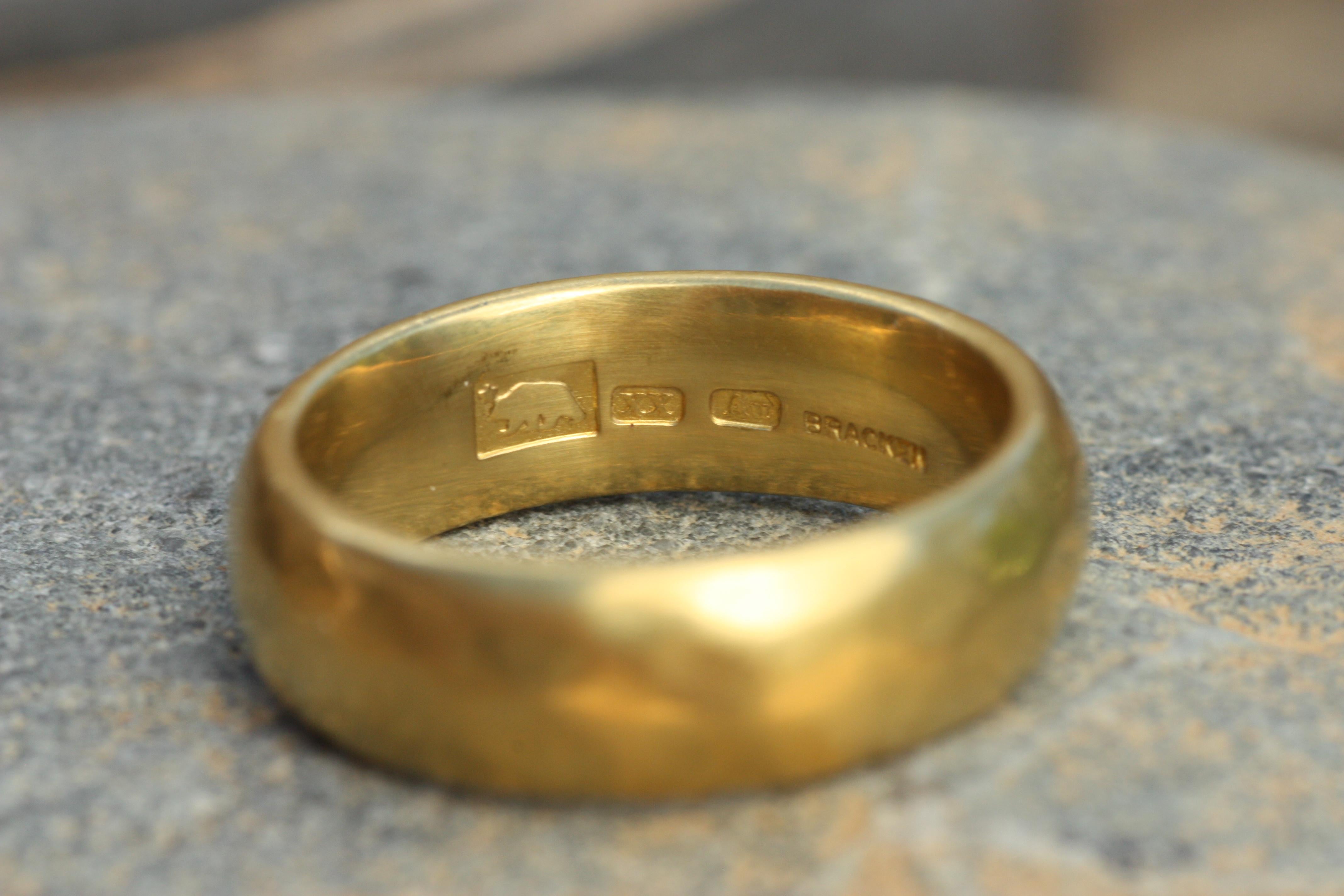 En venta: Alianza de boda martillada de 6 mm de ancho en oro de California de 20k, hecha a mano por Bracken Jewelers  5