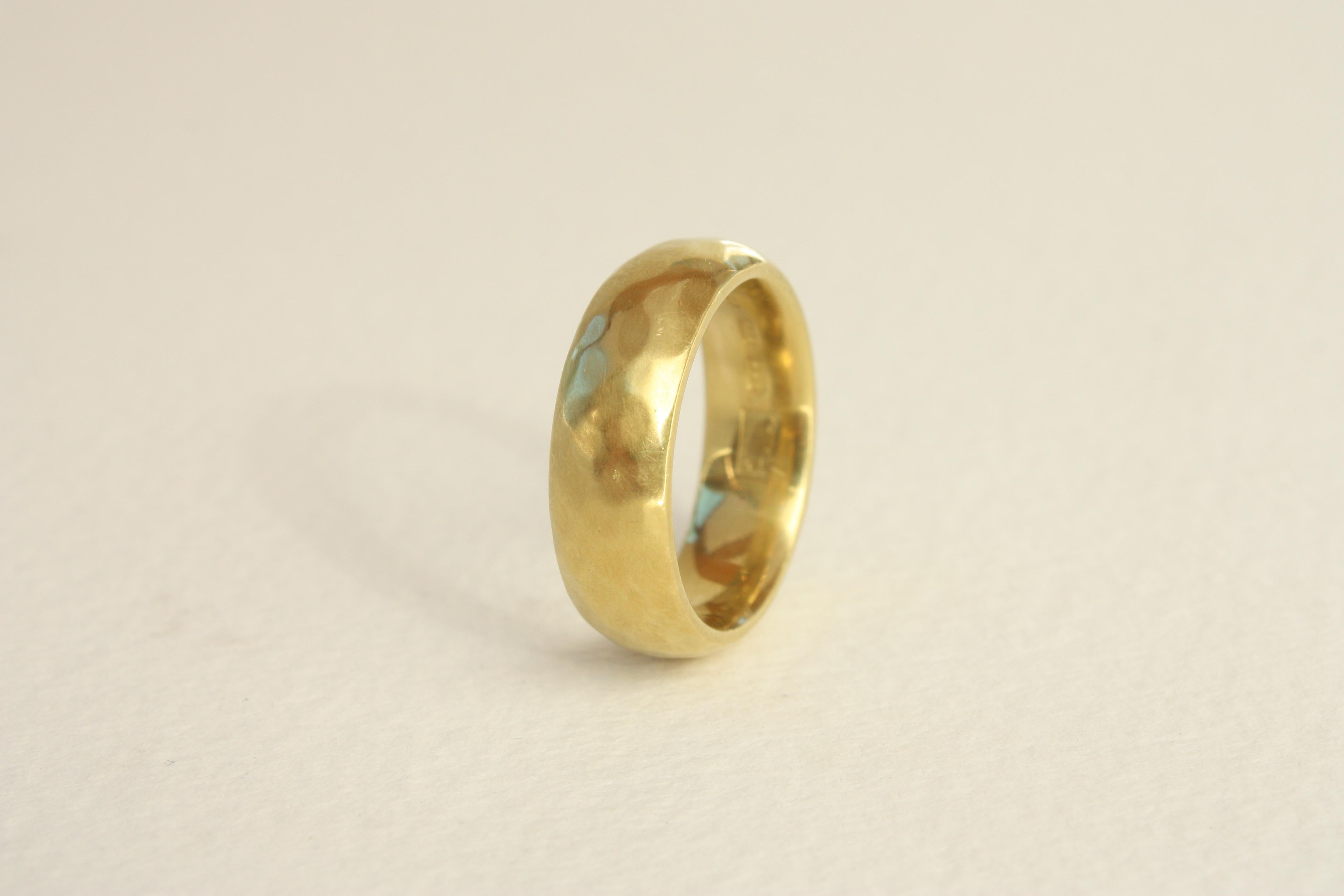 En venta: Alianza de boda martillada de 6 mm de ancho en oro de California de 20k, hecha a mano por Bracken Jewelers  8